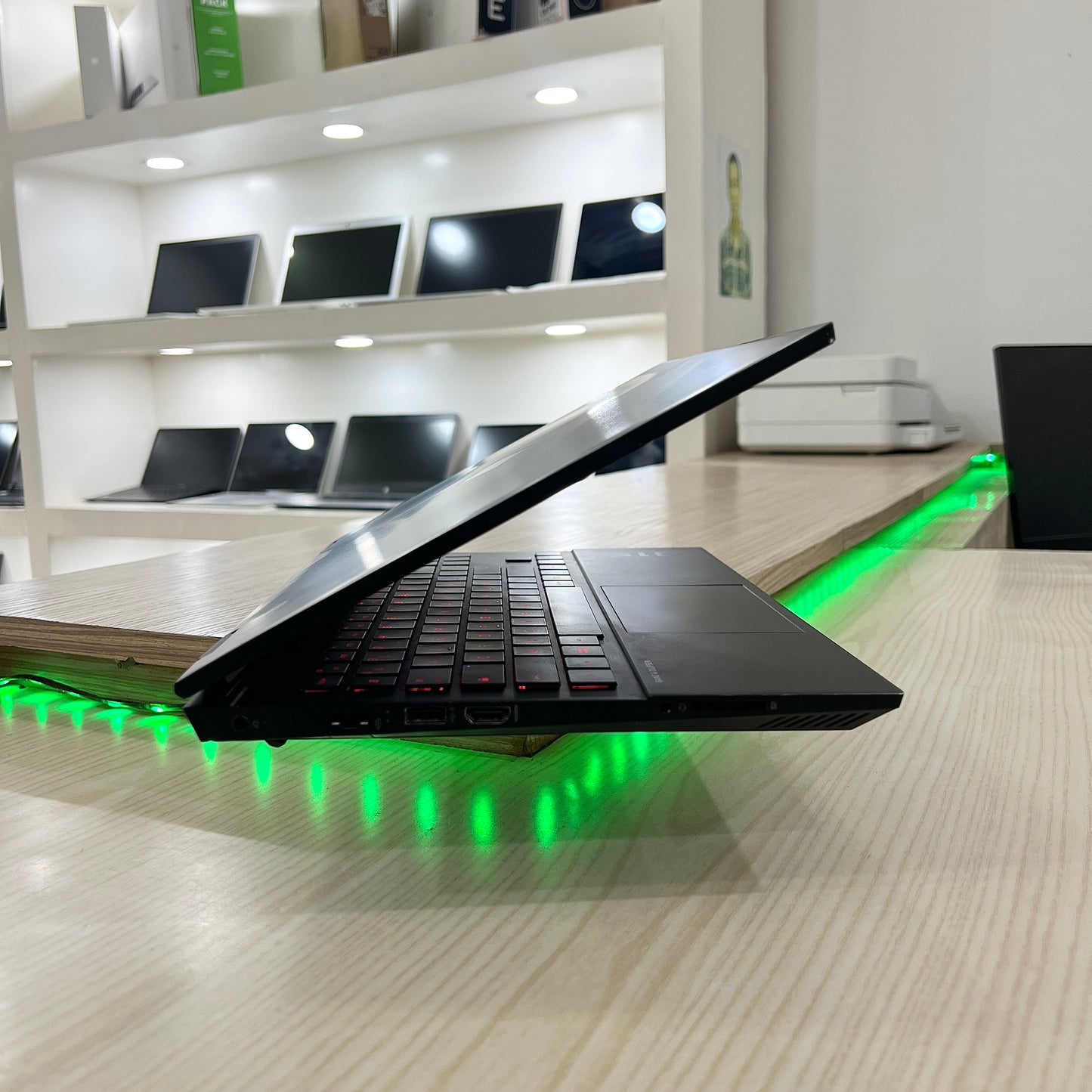 Gamer HP Omen 15-ek0xxx Core i5 10ᵉ Génération, RTX 2060 6Go dédiée, 16Go DDR4, 512Go SSD, 15,6" 144Hz