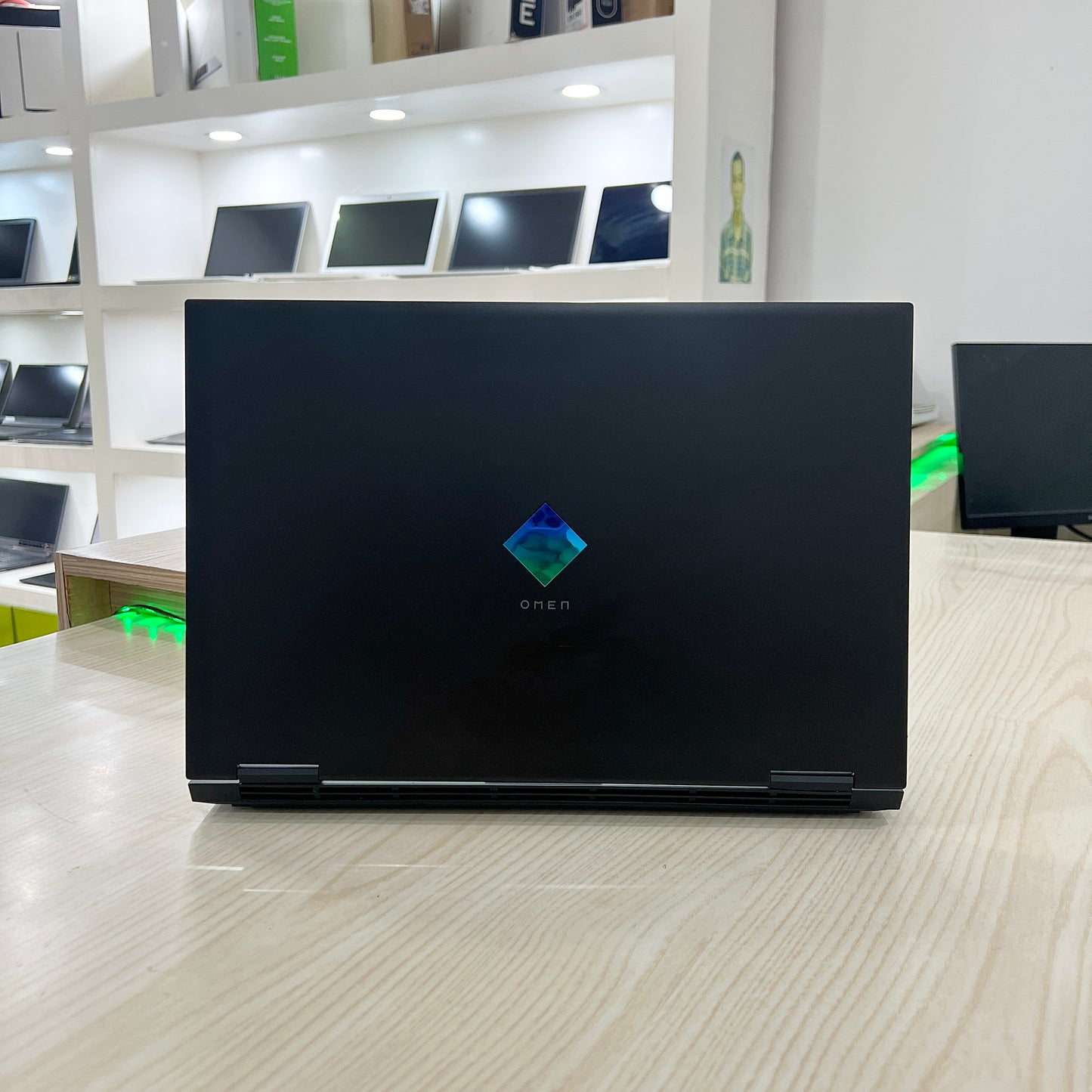 Gamer HP Omen 15-ek0xxx Core i5 10ᵉ Génération, RTX 2060 6Go dédiée, 16Go DDR4, 512Go SSD, 15,6" 144Hz