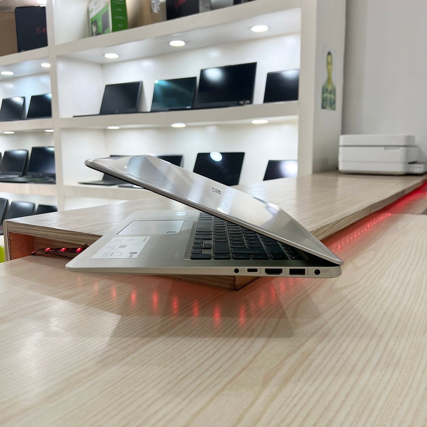 Mini Gamer asus UX510UNR-  Core i5-8ème Génération - GeForce MX150 2Go dédiée - 12Go DDR4 - 128Go SSD & 1 Téra HDD - 15,6" FHD