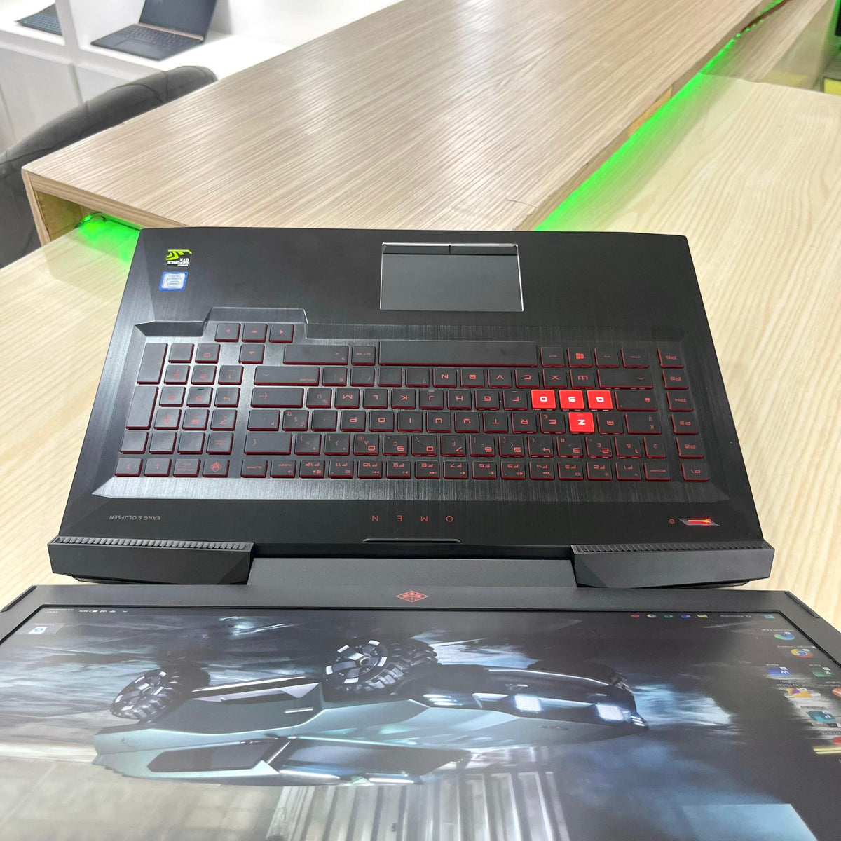 Gamer HP OMEN 17-an0xx - Core i7-7ème génération - NVIDIA GeForce GTX 1070 8Go dédiée - 16Go DDR4 - 256Go SSD & 1 Téra HDD - 17" FHD
