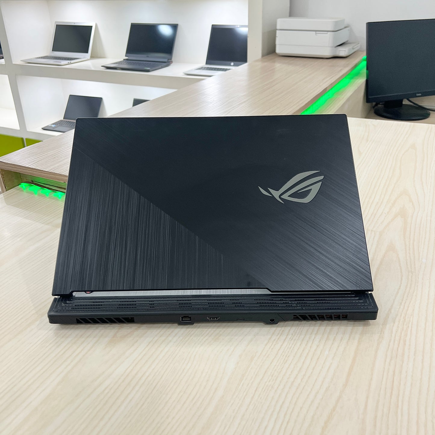 Asus Rog Strix G712LW - Core i7 10ème Génération , RTX 2070 8Go dédiée, 16Go DDR4, 512Go SSD, 17" 144Hz
