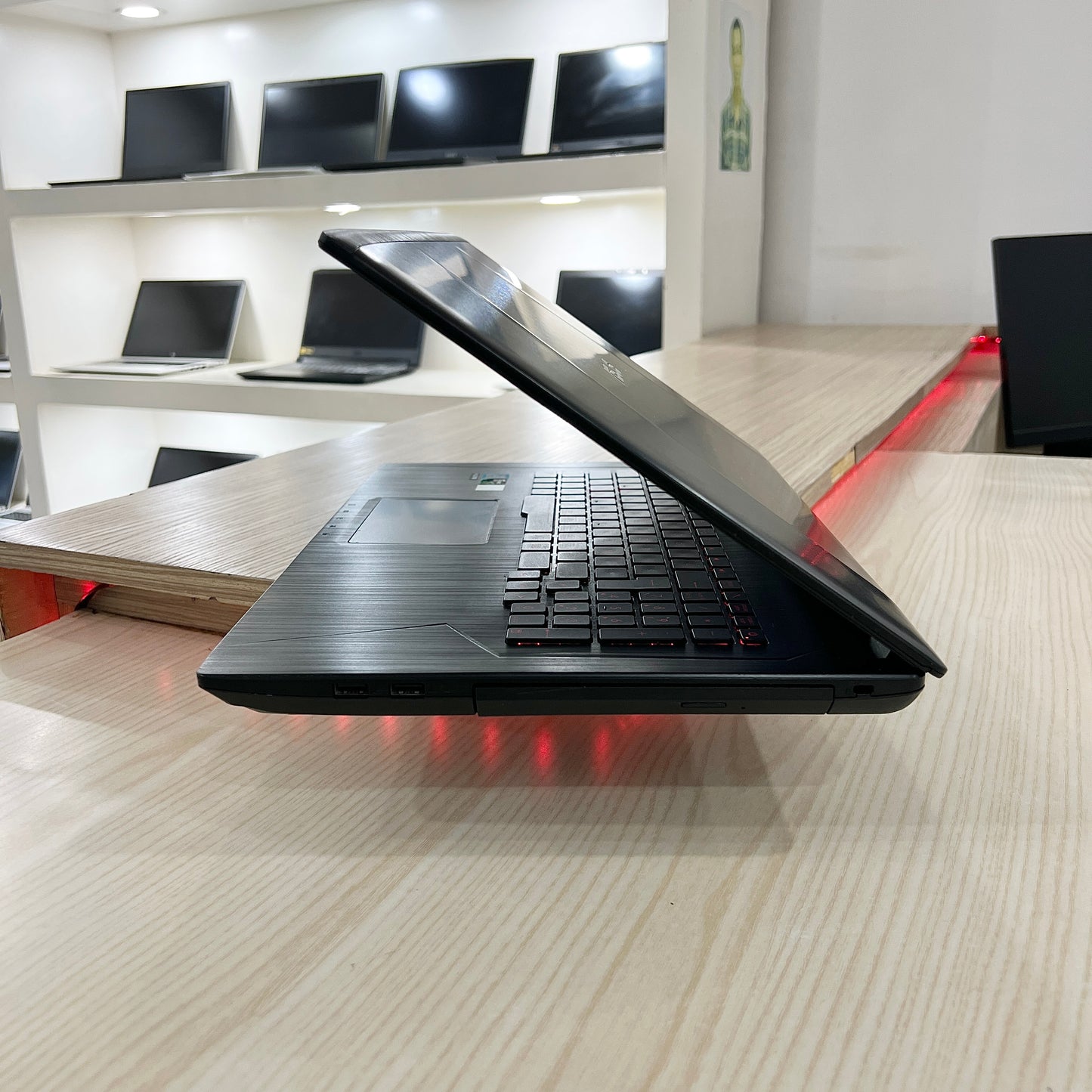 Gamer Asus GL753VD-  Core i5-7ème Génération - NVIDIA GeForce GTX 1050 4Go dédiée - 16Go DDR4 - 128Go SSD & 1 téra HDD - 15,6" FHD