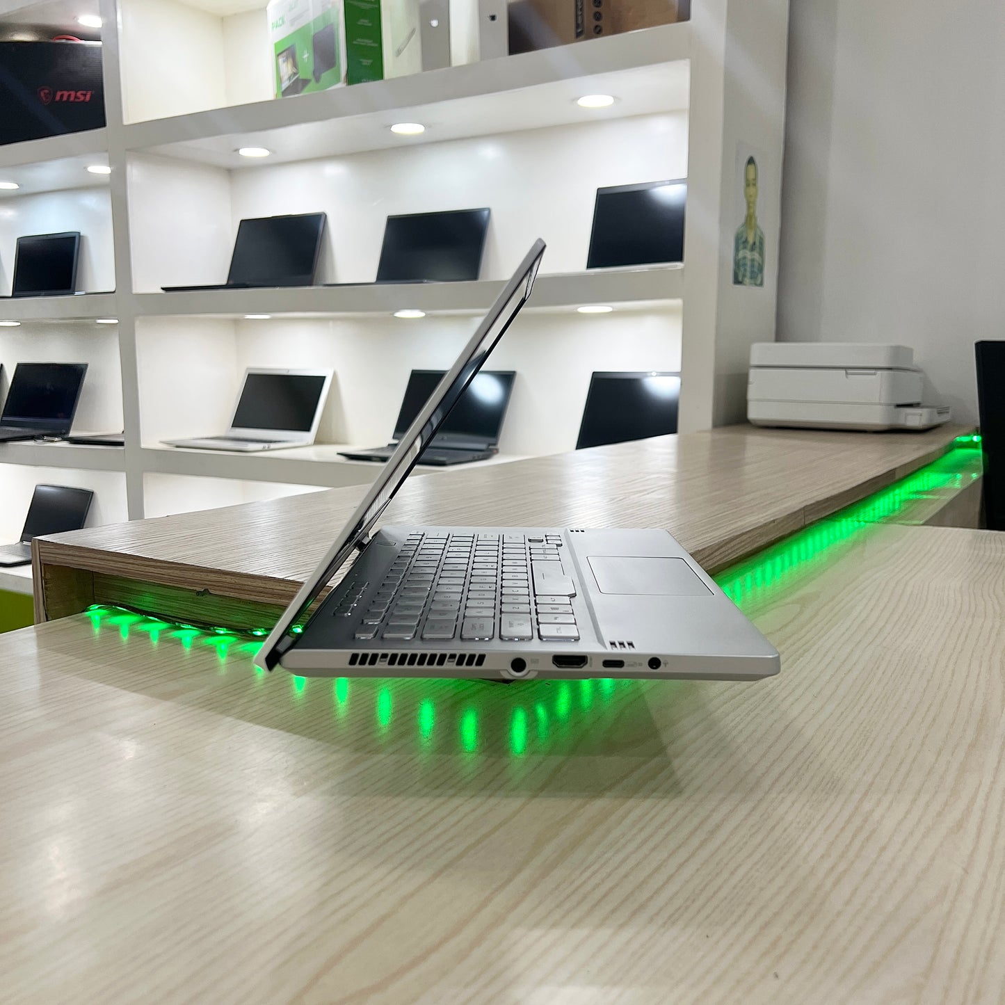 Gamer Asus Rog Zephyrus G14 GA401IV Amd Ryzen 9 4900HS (Core i9 10ème) Gén, RTX 2060 6Go dédiée, 16Go DDR4, 1 téra SSD, 14" 120Hz