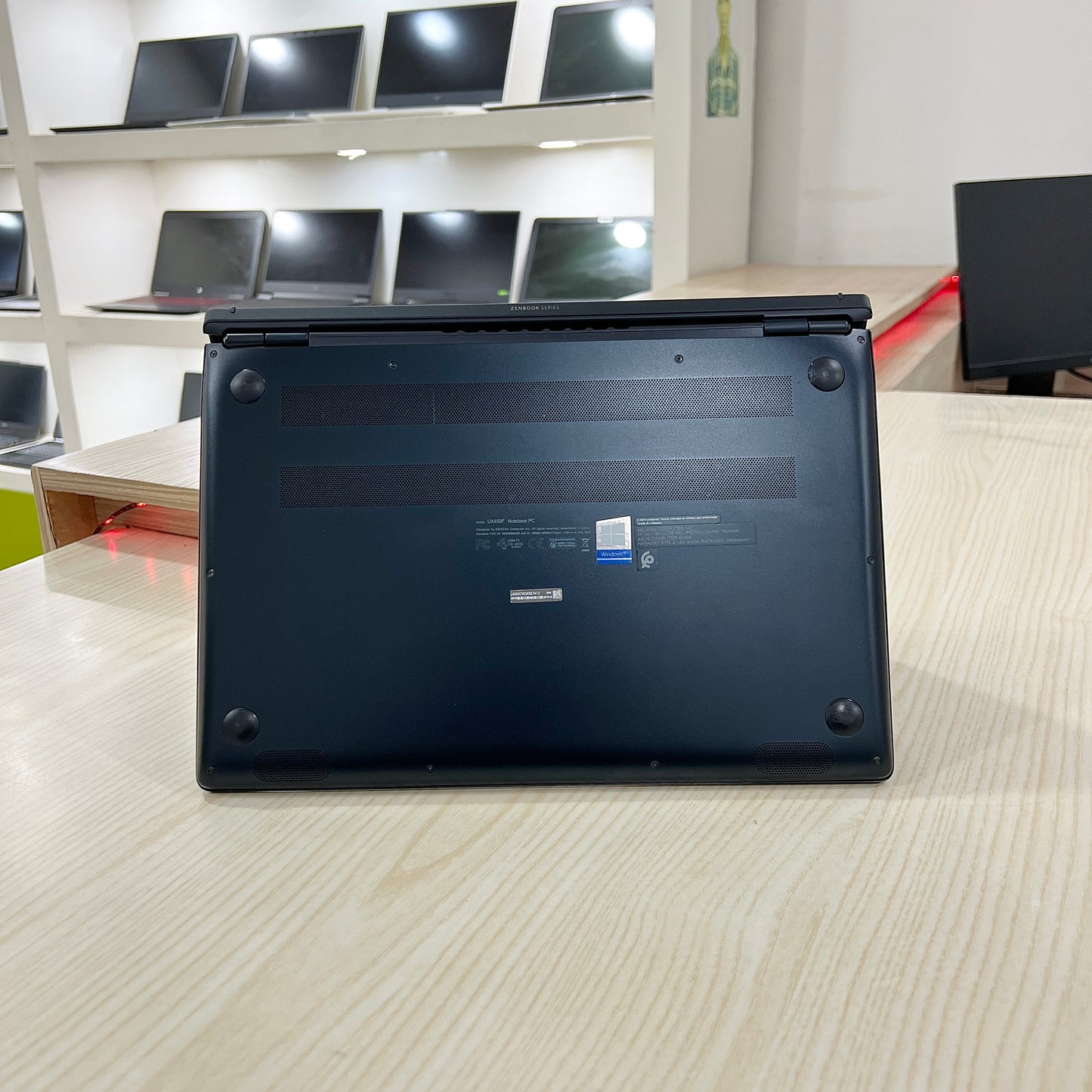 Gamer Asus zenbook UX450FDX Core i7-8ème-  NVIDIA GeForce GTX 1050 4Go - 08Go DDR4 - 255Go SSD - 14" & screenpad 5,65"