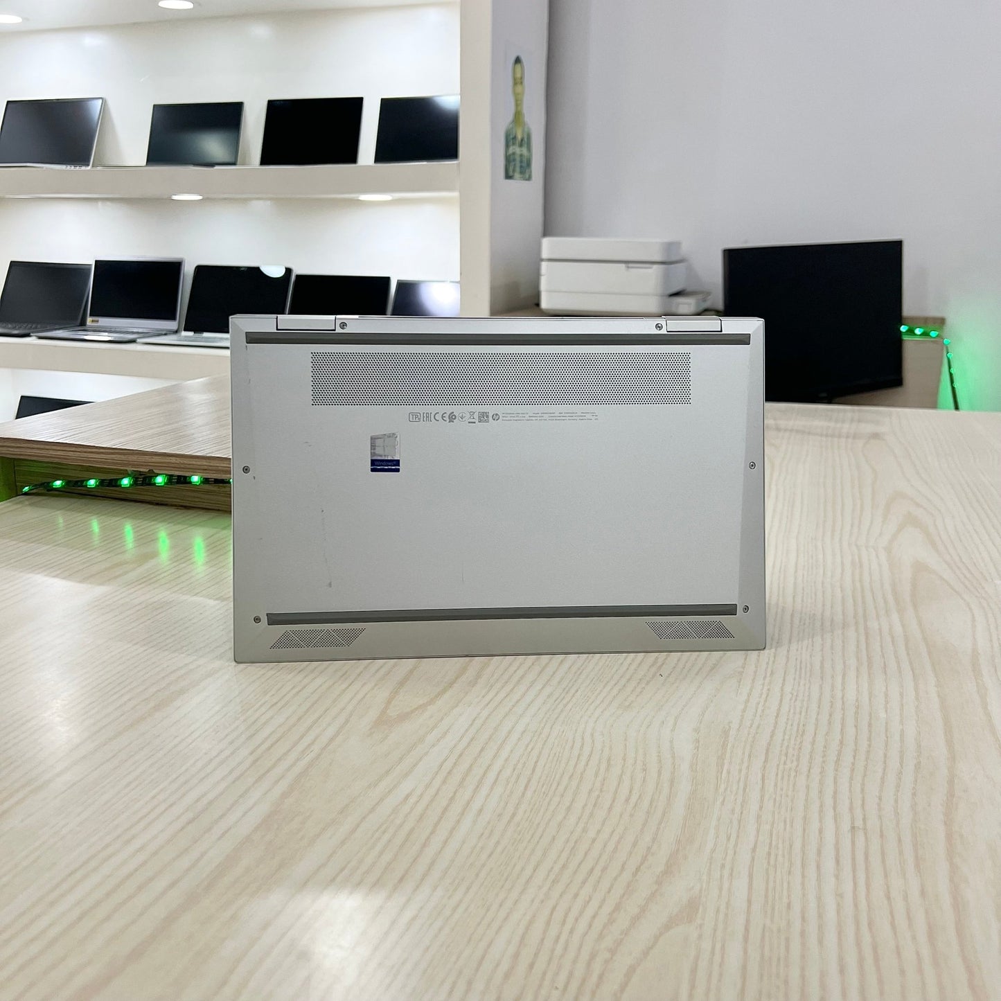 Hp Elitebook x360 1030 G7
 - Core i5-10ème - 08Go DDR4 - 512Go SSD - 13,3" FHD tactile et pliable à 360°