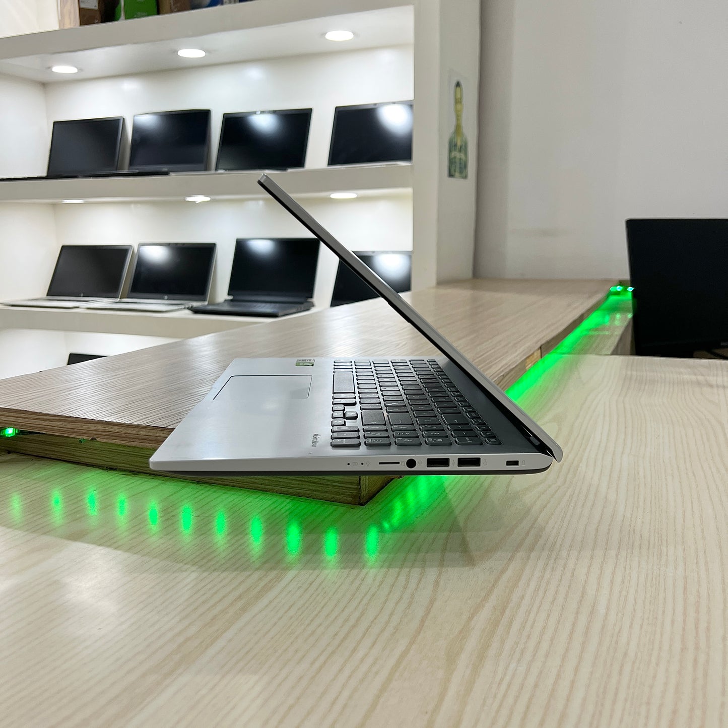 Mini Gamer Asus Vivobook -  Core i7-10ème Génération - GeForce MX110 2Go dédiée - 08Go DDR4 - 256Go SSD - 15,6" FHD