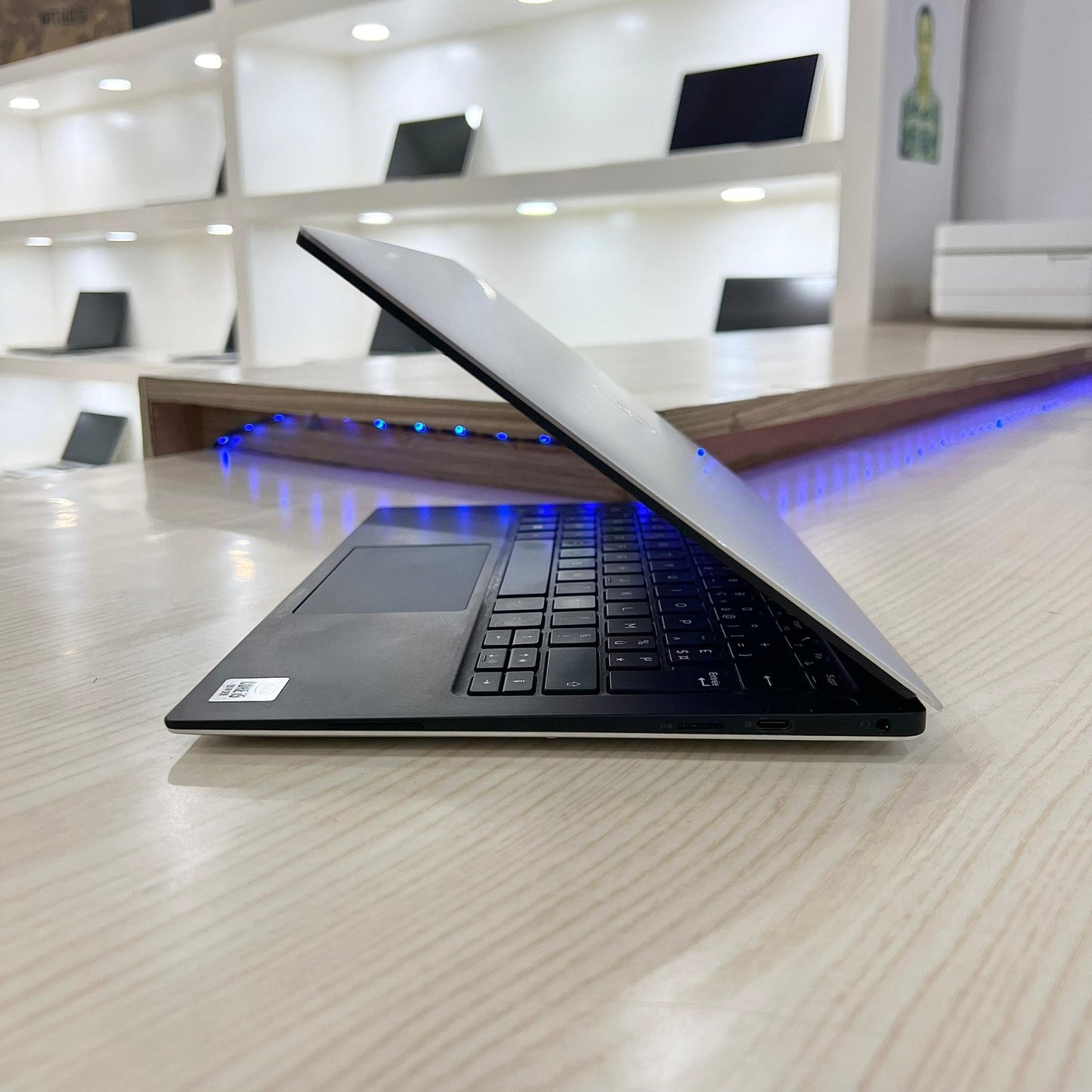 DELL XPS 13 7390 - Core i5-10ème - 8Go DDR4 - 256Go SSD - 13,3" FHD - Haut de gamme