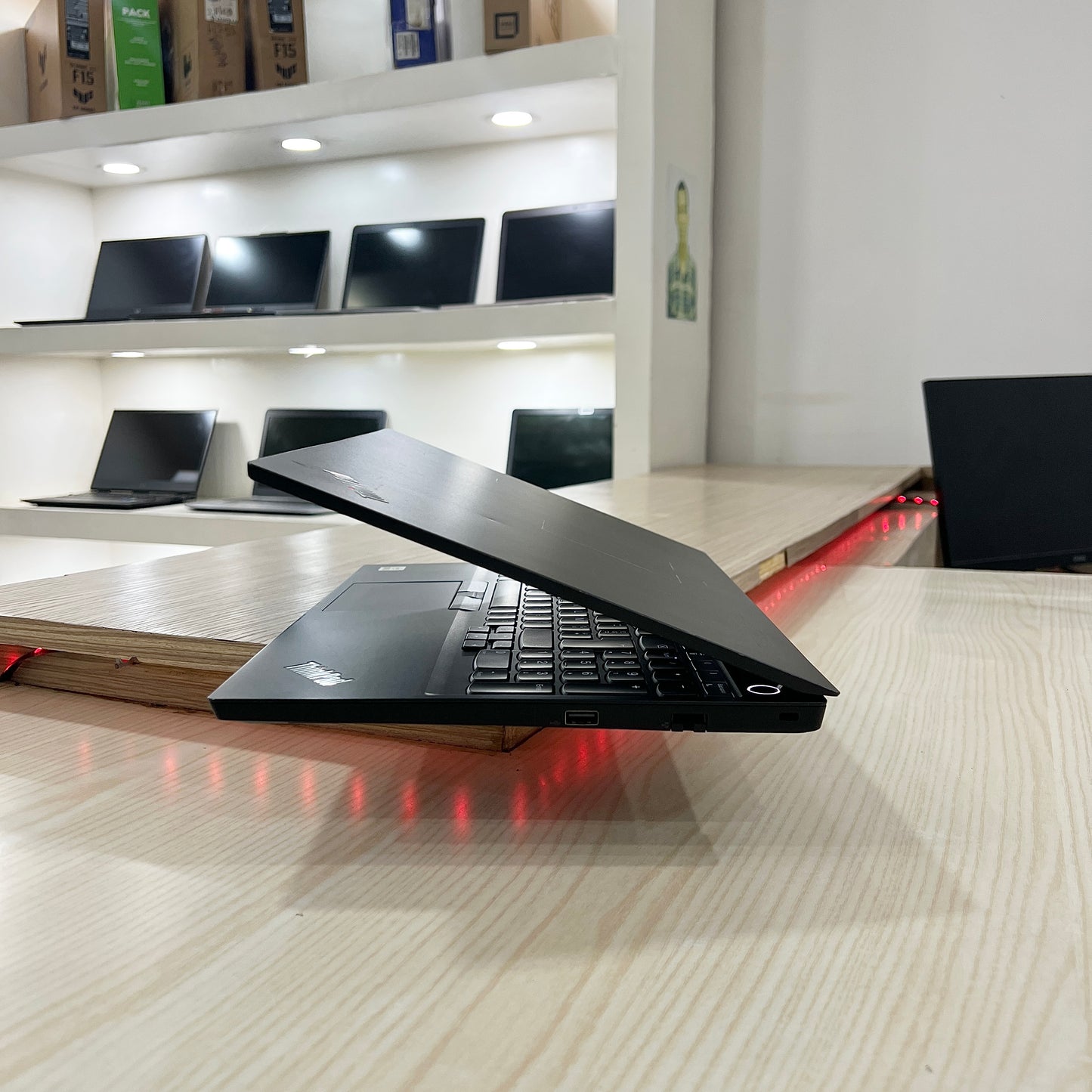 Lenovo ThinkPad E15 - Core i3-10ème génération - 256Go SSD - 08Go DDR4 - 15,6" FHD