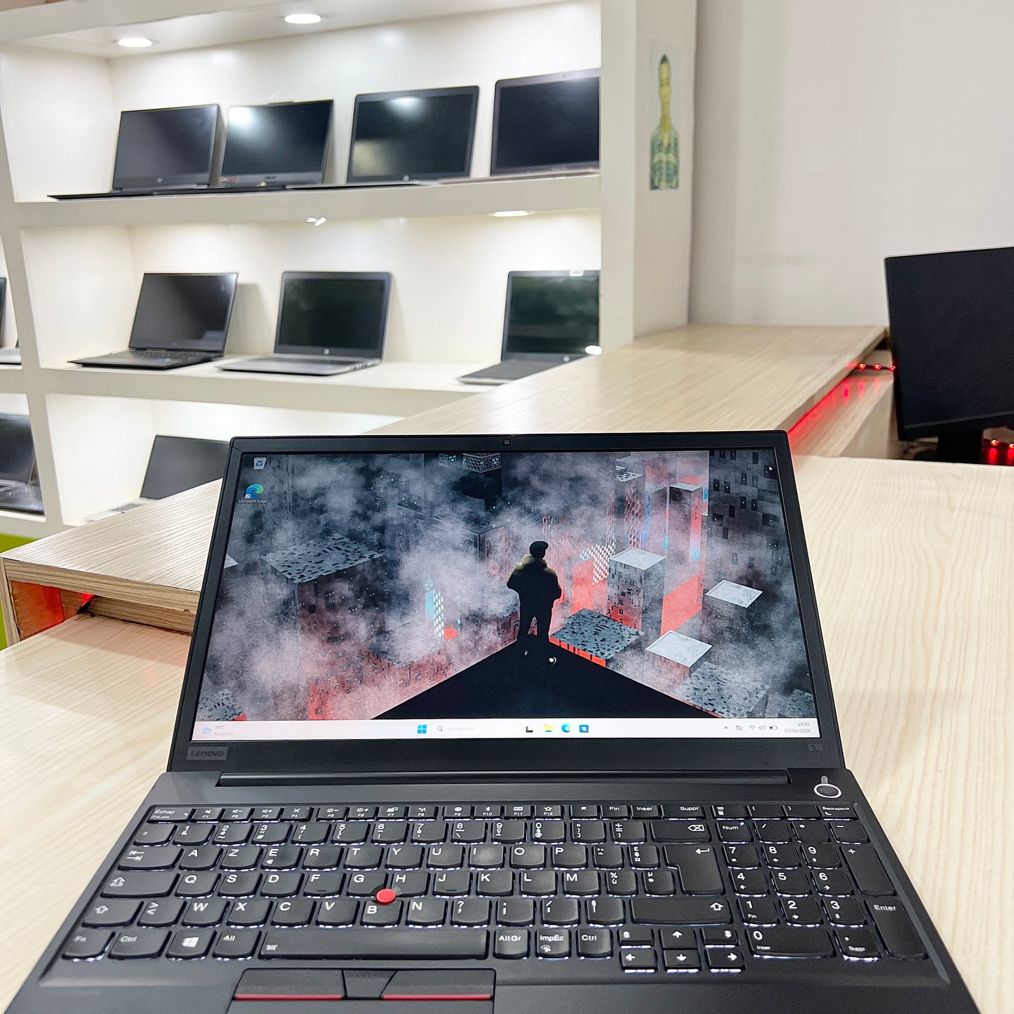 Lenovo ThinkPad E15 - Core i3-10ème génération - 256Go SSD - 08Go DDR4 - 15,6" FHD