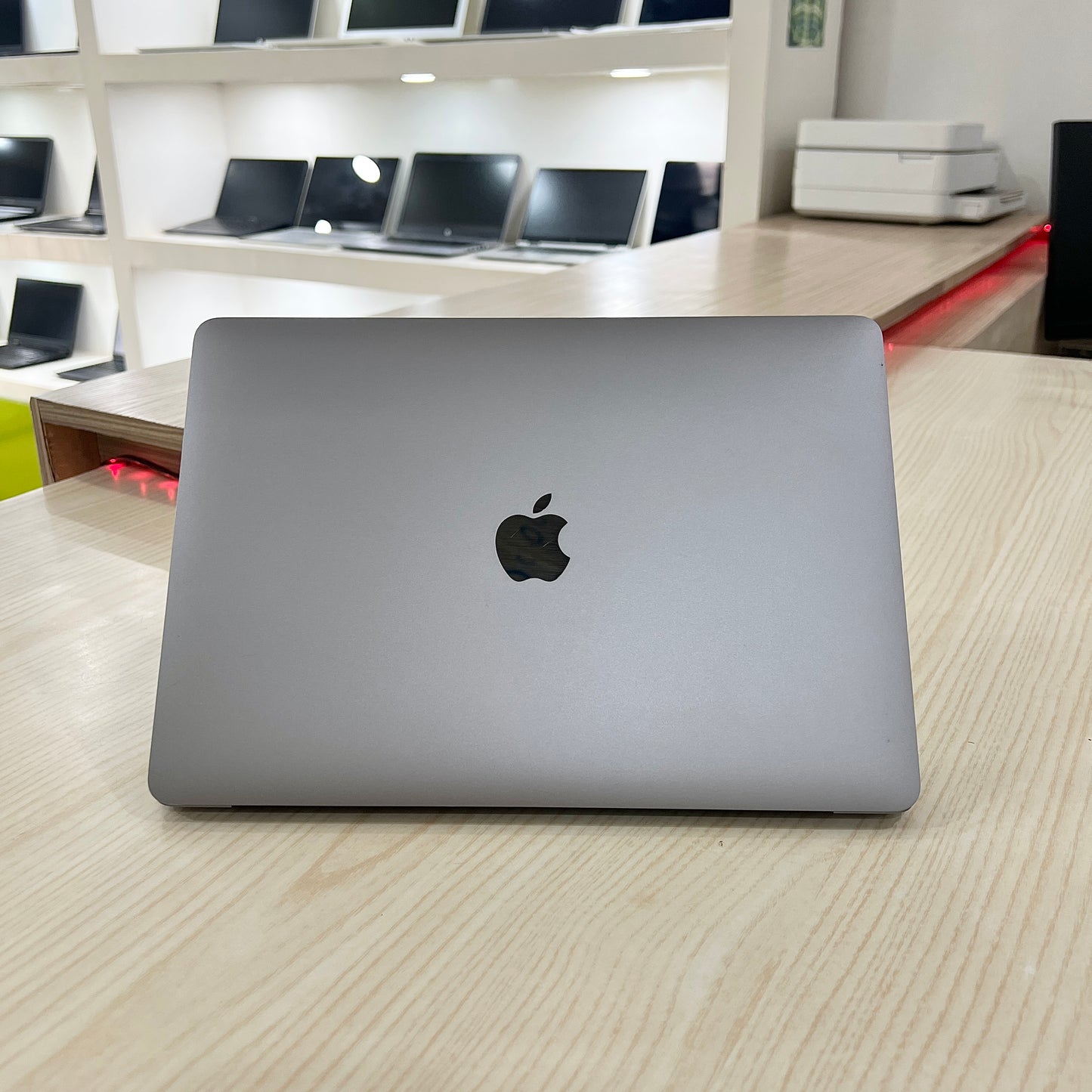 MacBook Pro année 2022 touchBar- Puce M2 - 08Go unifiée - 256Go SSD - 13,3" 2K