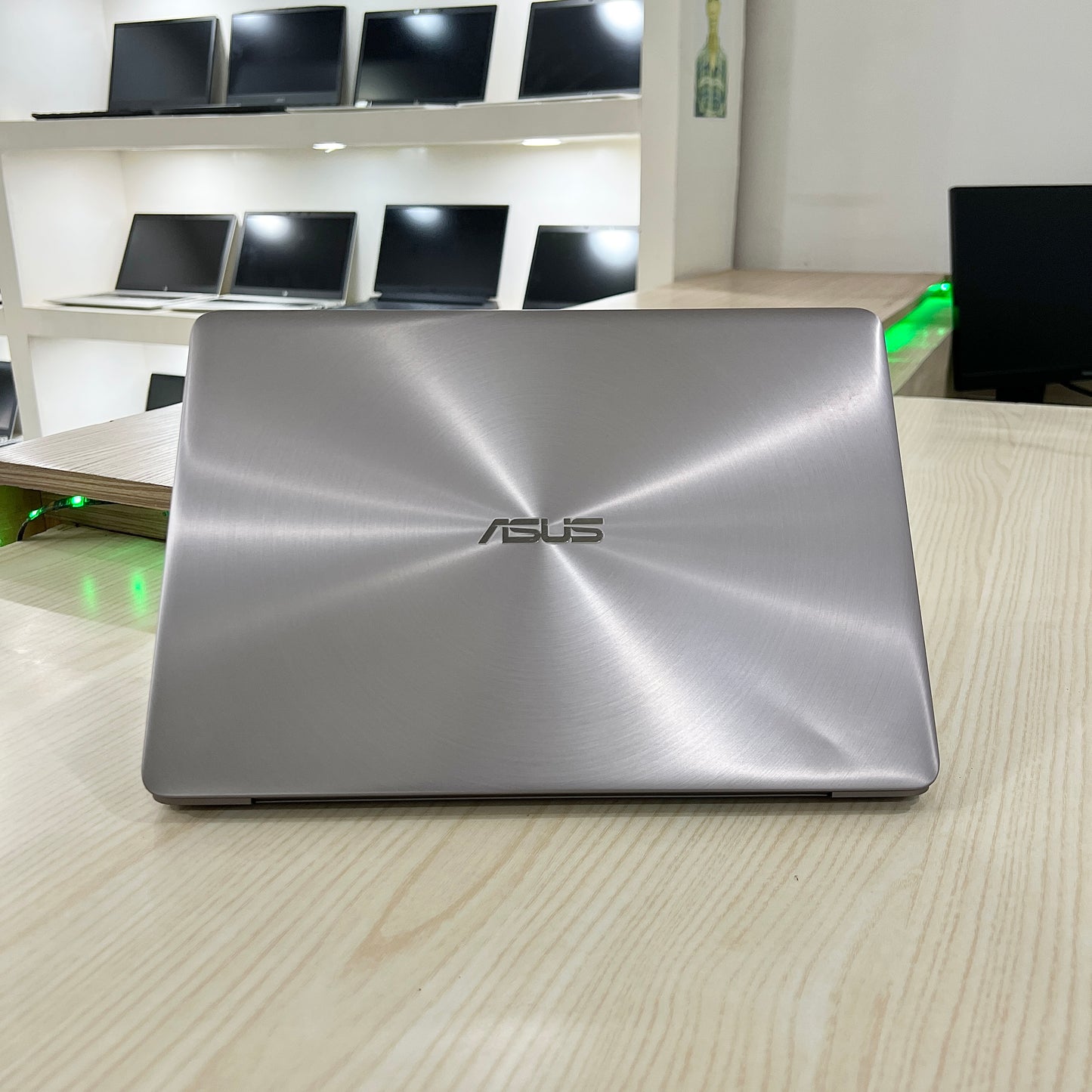Mini Gamer Asus Zenbook 14-  Core i7-8ème Génération - GeForce MX130 2Go dédiée - 08Go DDR4 - 128Go SSD & 1 Téra HDD - 14" FHD
