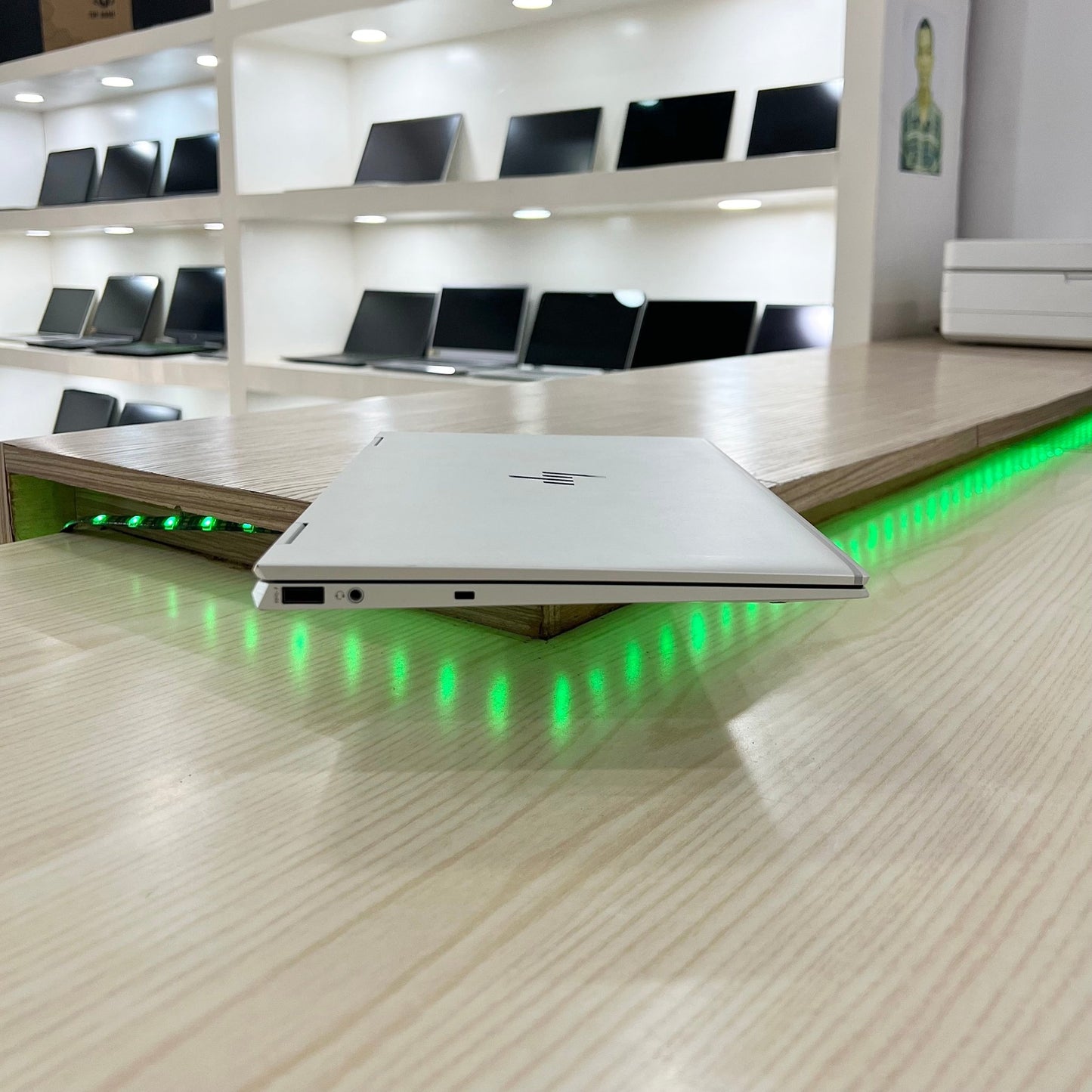 Hp Elitebook x360 1030 G7
 - Core i5-10ème - 08Go DDR4 - 512Go SSD - 13,3" FHD tactile et pliable à 360°