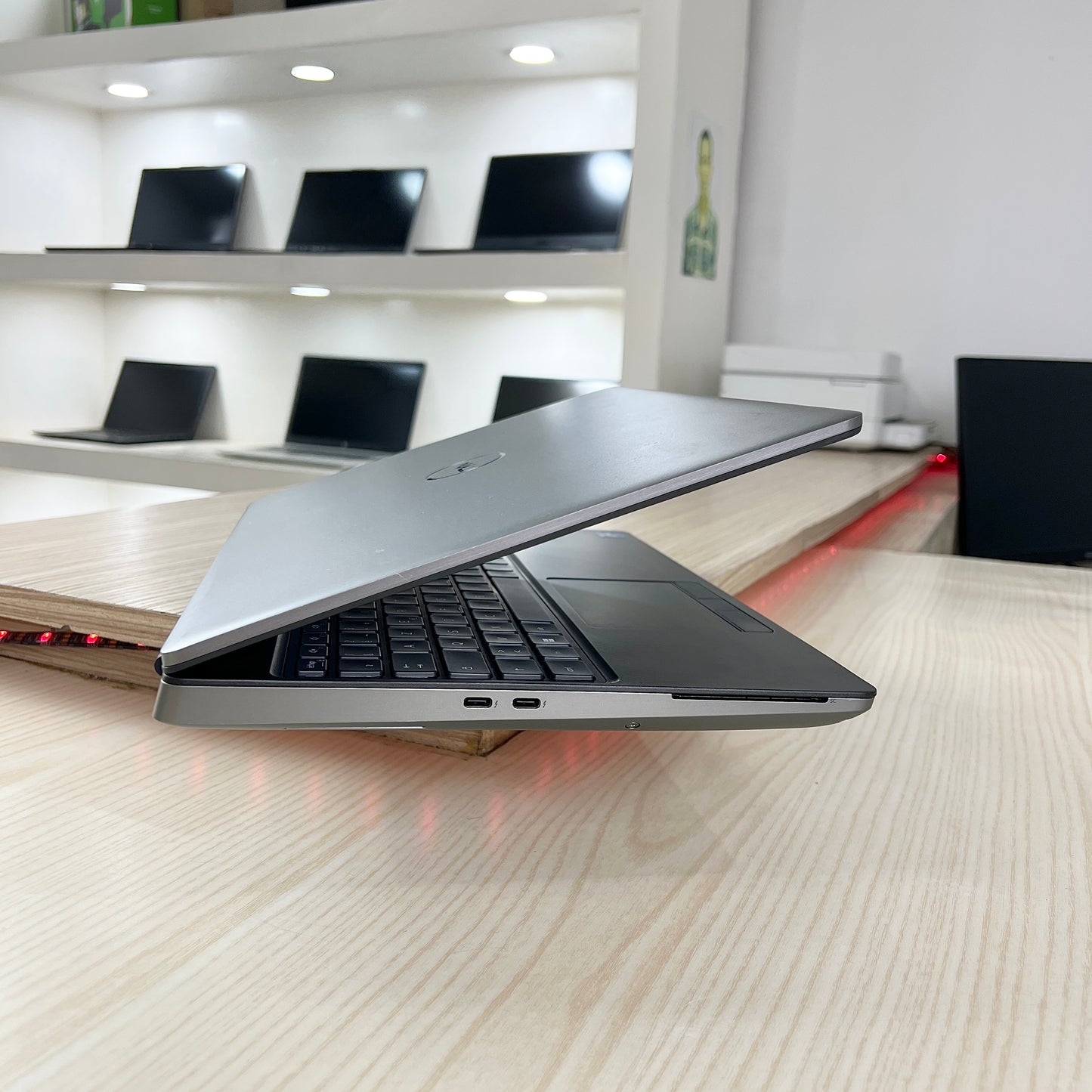 Gamer Dell Précision 7560
-  Core i7-11ème Génération - NVIDIA T1200 4Go dédiée - 16Go DDR4 - 512Go SSD - 15,6"FHD