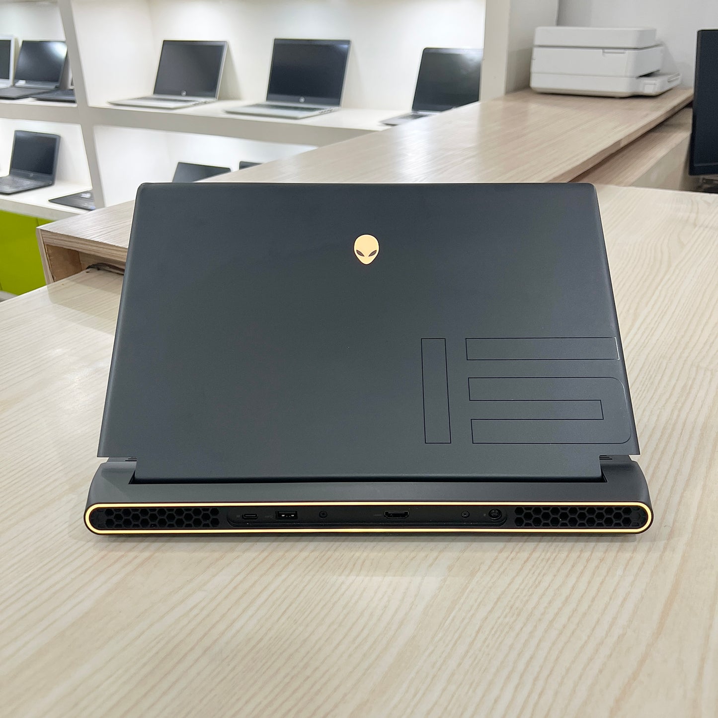 Gamer Alienware M15 R7 - Amd ryzen 7 6800H (Core i7-12ème Génération) - RTX 3060 6Go dédiée - 32Go DDR5 - 2 Téra SSD - 15,6" QHD 240Hz