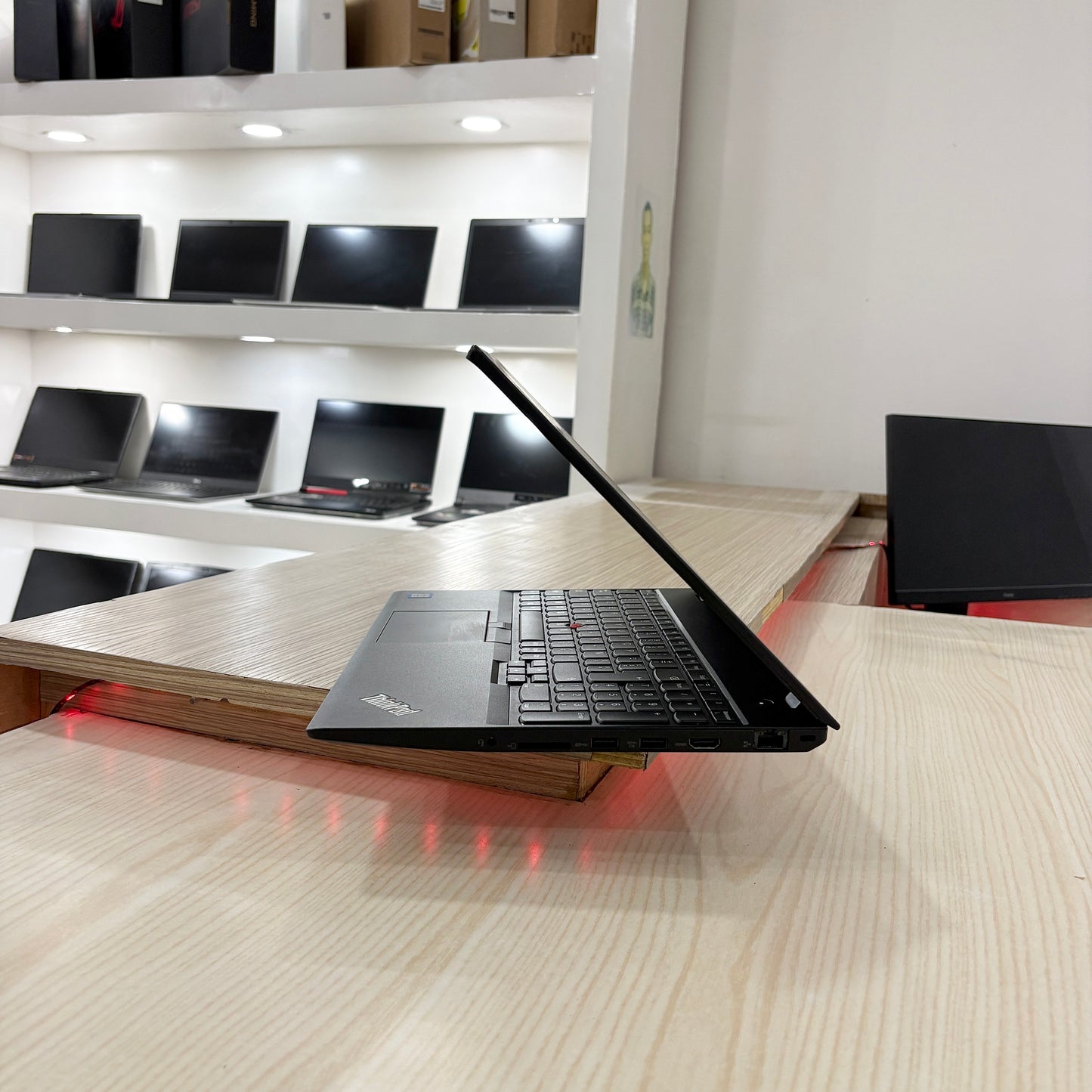 Lenovo Thinkpad T580- Core i5-8ème - NVIDIA GeForce MX150 2Go dédiée - 08Go DDR4 - 256Go SSD- 15,6" FHD