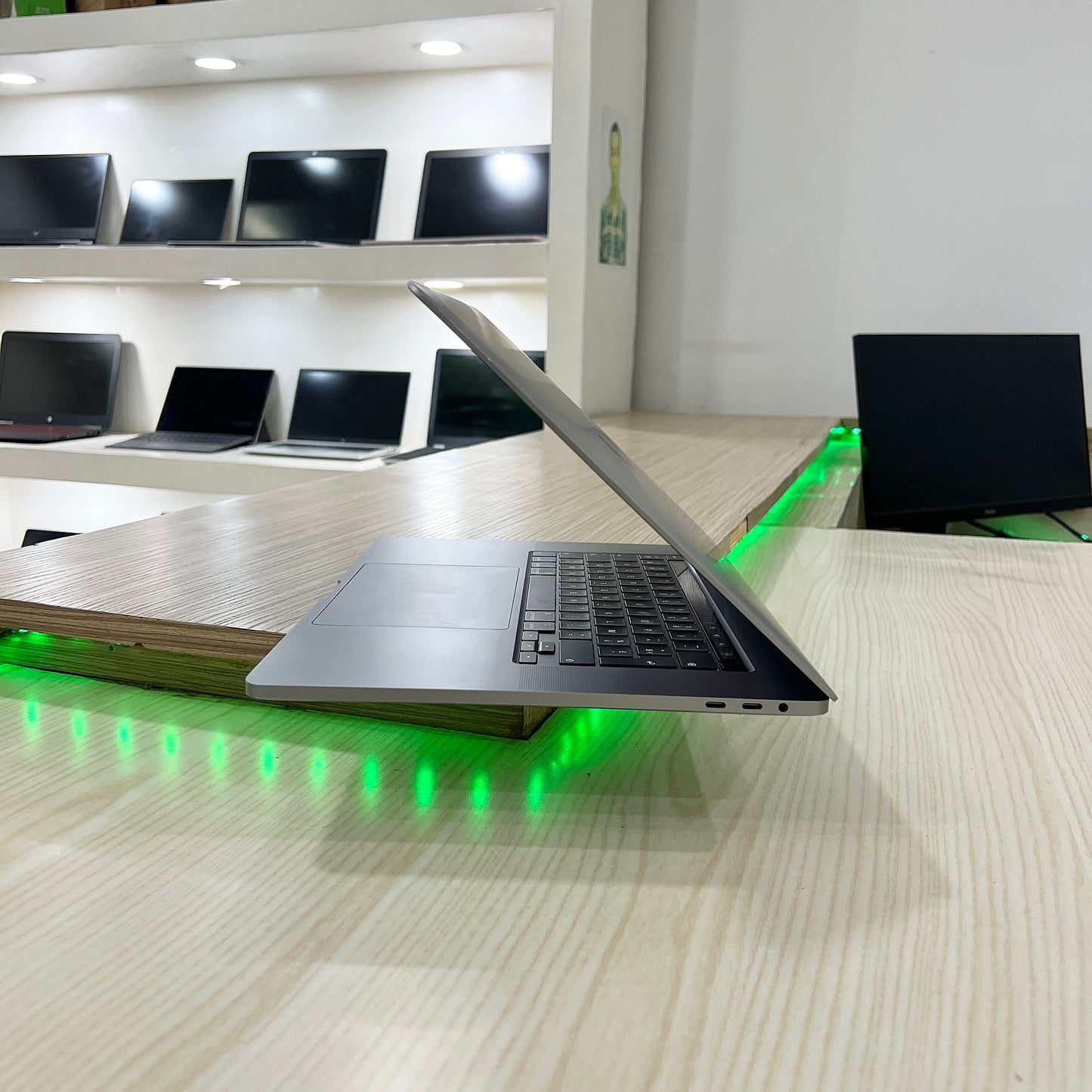 MacBook Pro 2019 -  Core i9  - 16Go - 2 Téra  SSD - 16" 3K - Touch Bar - Touch ID
