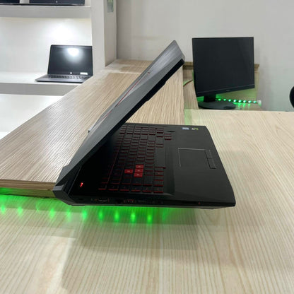 Gamer HP OMEN 17-an0xx - Core i7-7ème génération - NVIDIA GeForce GTX 1070 8Go dédiée - 16Go DDR4 - 256Go SSD & 1 Téra HDD - 17" FHD
