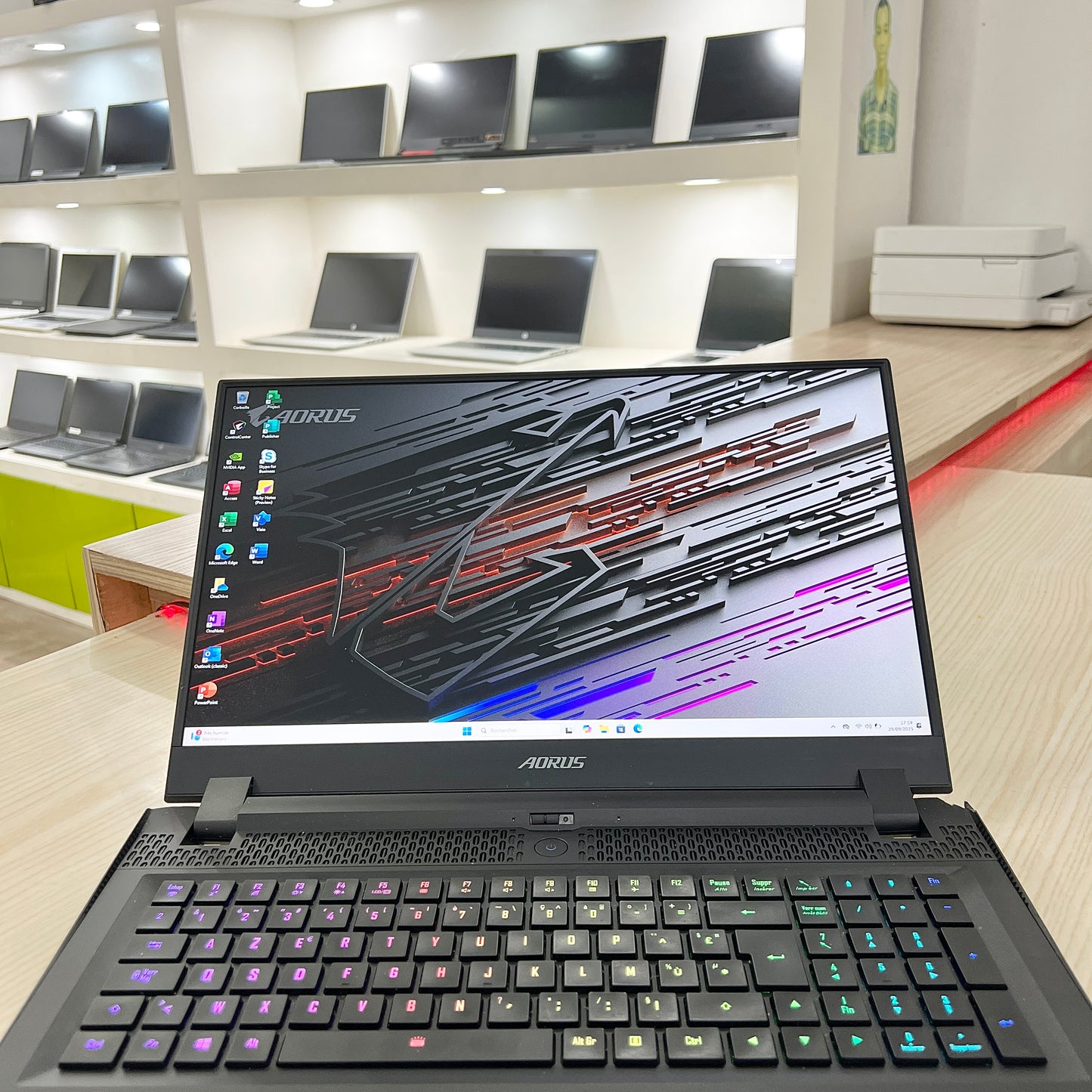 Gamer AORUS 17G XD Core i7-11ème Génération - RTX 3070 8Go dédiée - 32Go DDR4 - 512Go SSD - 17,3" 300Hz