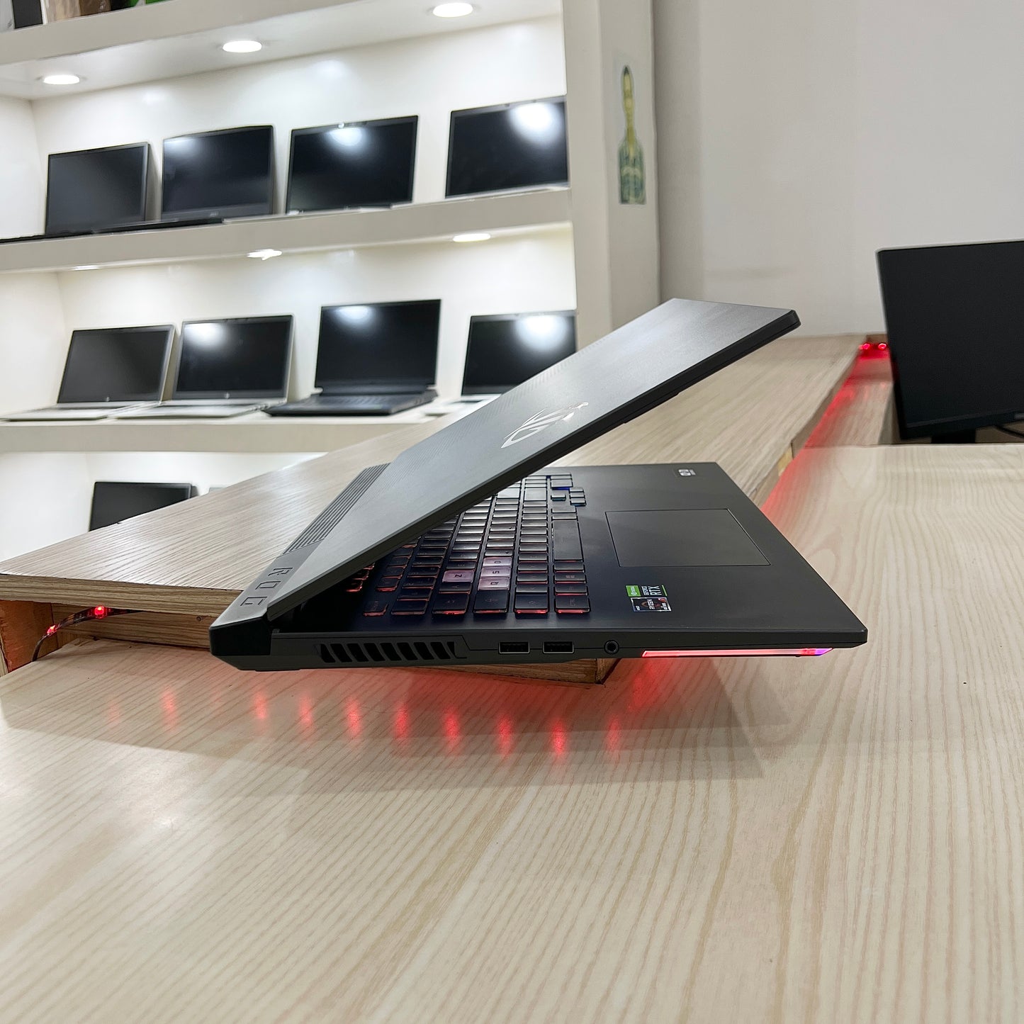 Gamer Asus Rog Strix G713IE-  Amd Ryzen 7 4800H (core i7-10ème génération) - RTX 3050 Ti 4Go dédiée - 16Go DDR4 - 512 SSD - 17,3"FHD 144Hz