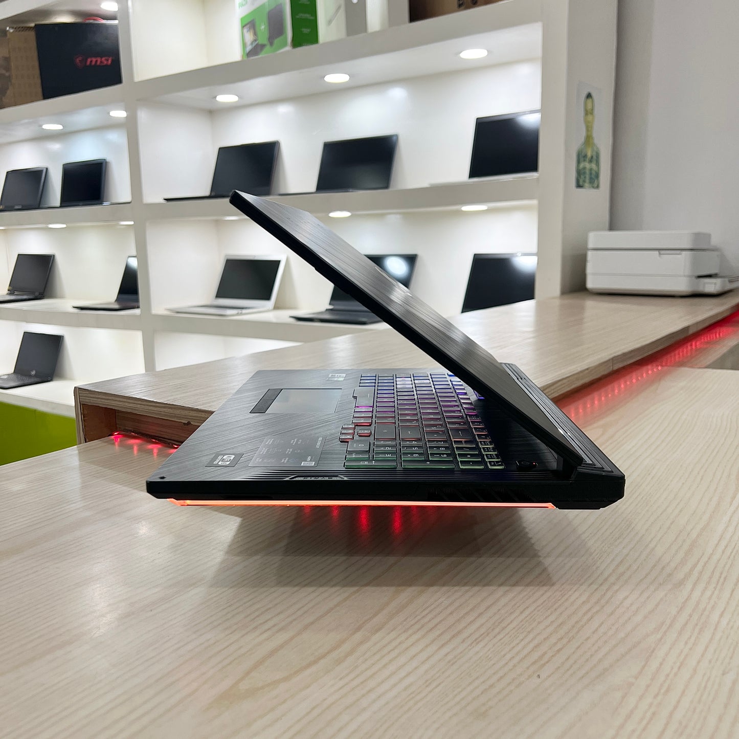 Asus Rog Strix G712LW - Core i7 10ème Génération , RTX 2070 8Go dédiée, 16Go DDR4, 512Go SSD, 17" 144Hz