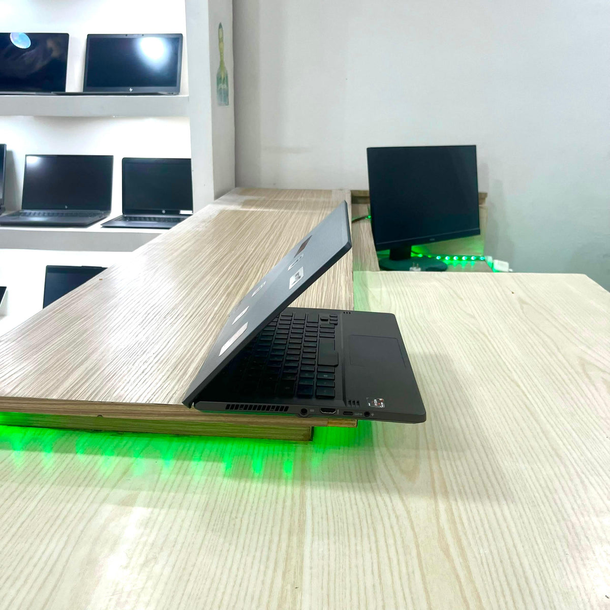 Gamer Asus Rog Zephyrus G14 GA401IV Amd Ryzen 9 4900HS (Core i9 10ème) Gén, GTX 2060 6Go dédiée, 16Go DDR4, 1 Téra SSD, 14" FHD 120Hz