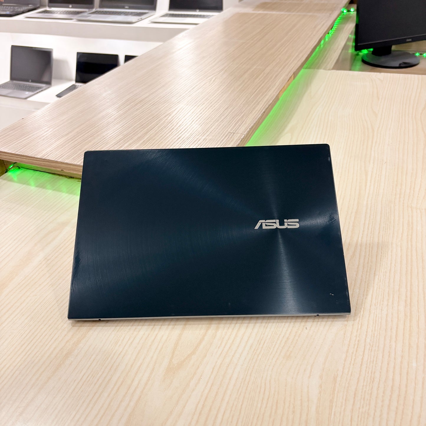 ASUS ZenBook Duo UX482EA
 /Core i7 -11th / 16Go/ 1 Téra SSD/ 14" & 12"