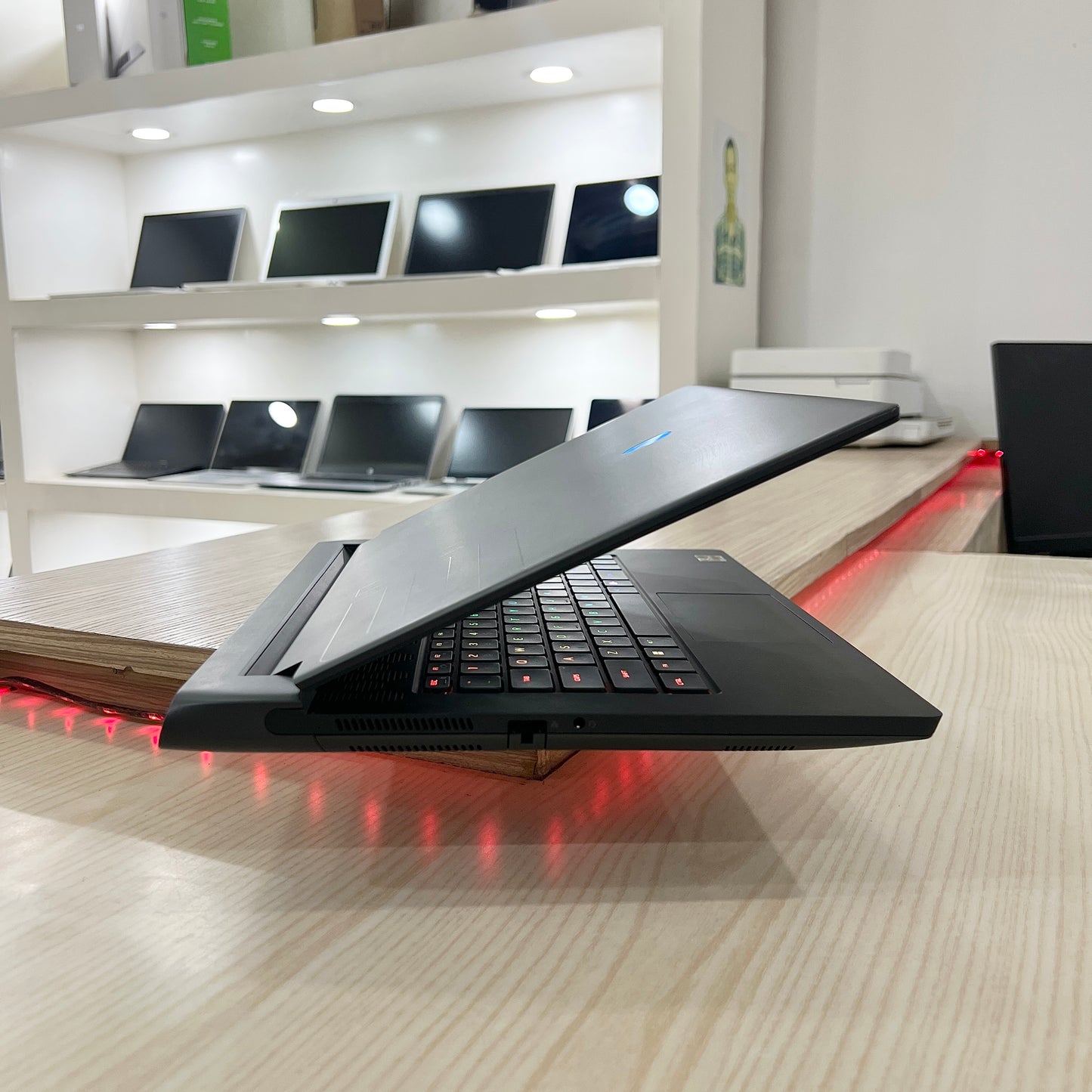 Gamer Alienware M15 R7 - Amd ryzen 7 6800H (Core i7-12ème Génération) - RTX 3060 6Go dédiée - 32Go DDR4 - 2 Téra SSD - 15,6" 240Hz
