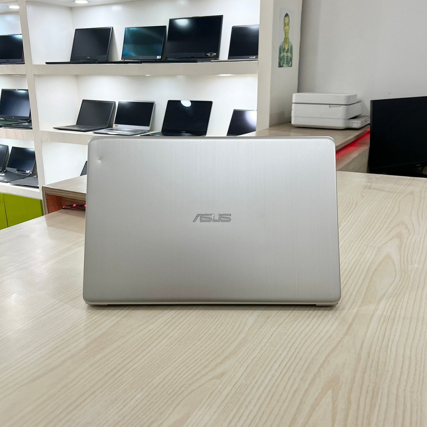 Mini Gamer asus UX510UNR-  Core i5-8ème Génération - GeForce MX150 2Go dédiée - 12Go DDR4 - 128Go SSD & 1 Téra HDD - 15,6" FHD