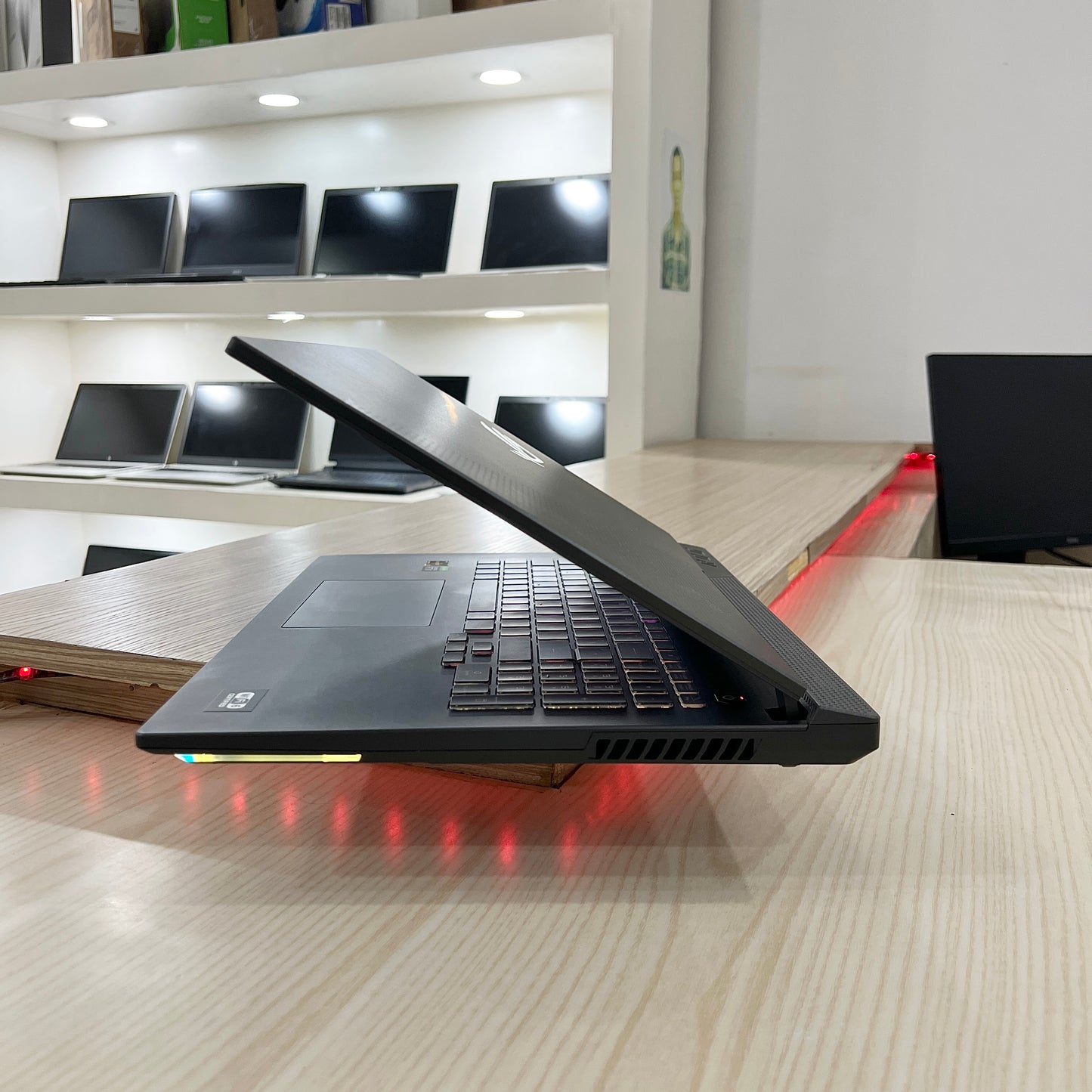 Gamer Asus Rog Strix G713IE-  Amd Ryzen 7 4800H (core i7-10ème génération) - RTX 3050 Ti 4Go dédiée - 16Go DDR4 - 512 SSD - 17,3"FHD 144Hz