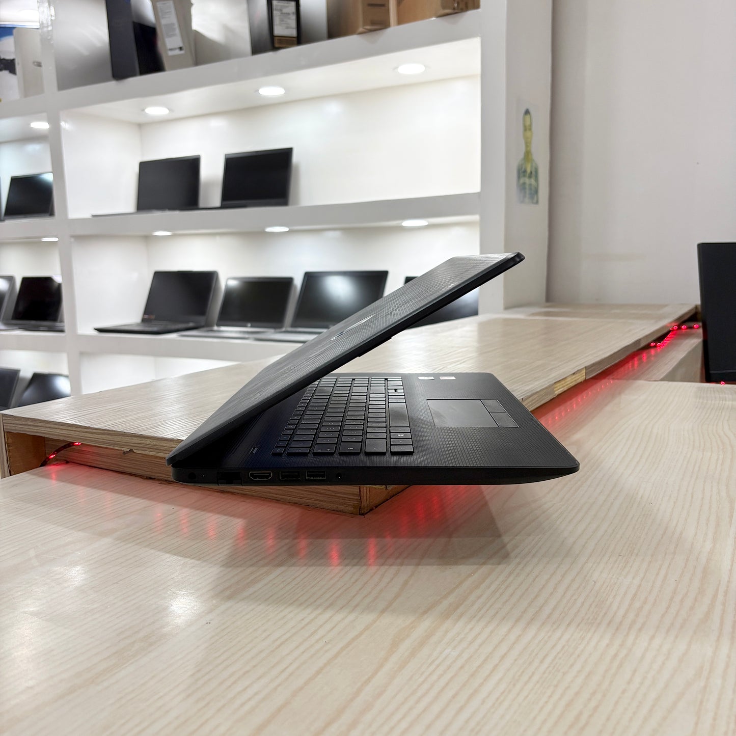 Hp Laptop 17-ca1xxx
 - Amd Ryzen 7 3700U (core i7-8ème génération)- 256Go SSD - 08Go DDR4 - 17" FHD