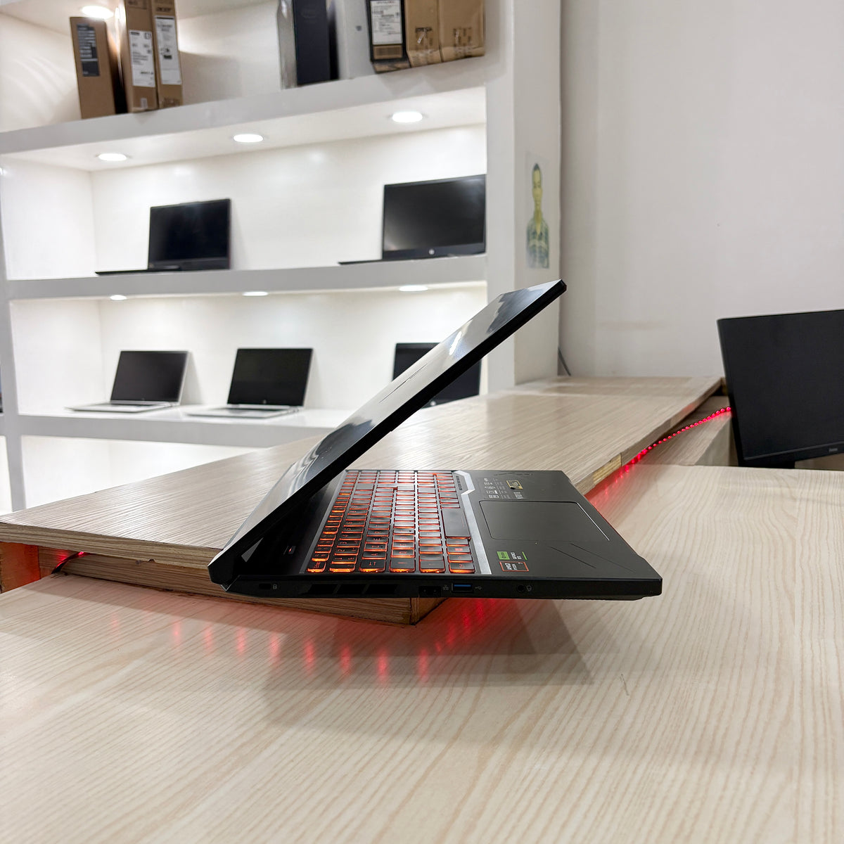 Gamer Acer Nitro V 16 - Amd Ryzen 7 8845HS (Core i7-13ème génération) - NVIDIA GeForce RTX 4060 8Go dédiée - 16Go DDR5 - 1 Téra SSD - 16" FHD 165Hz