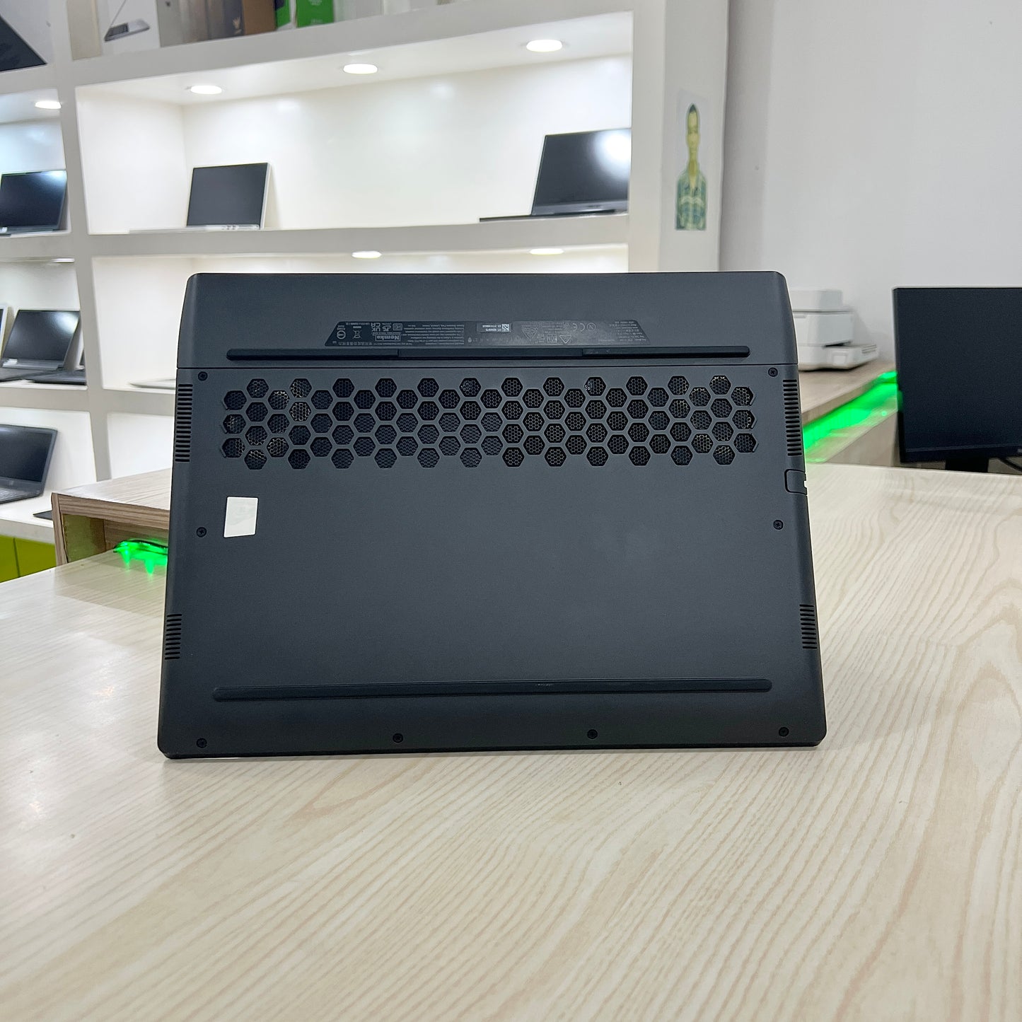 Gamer Alienware M15 R7 - Amd ryzen 7 6800H (Core i7-12ème Génération) - RTX 3060 6Go dédiée - 32Go DDR5 - 2 Téra SSD - 15,6" QHD 240Hz