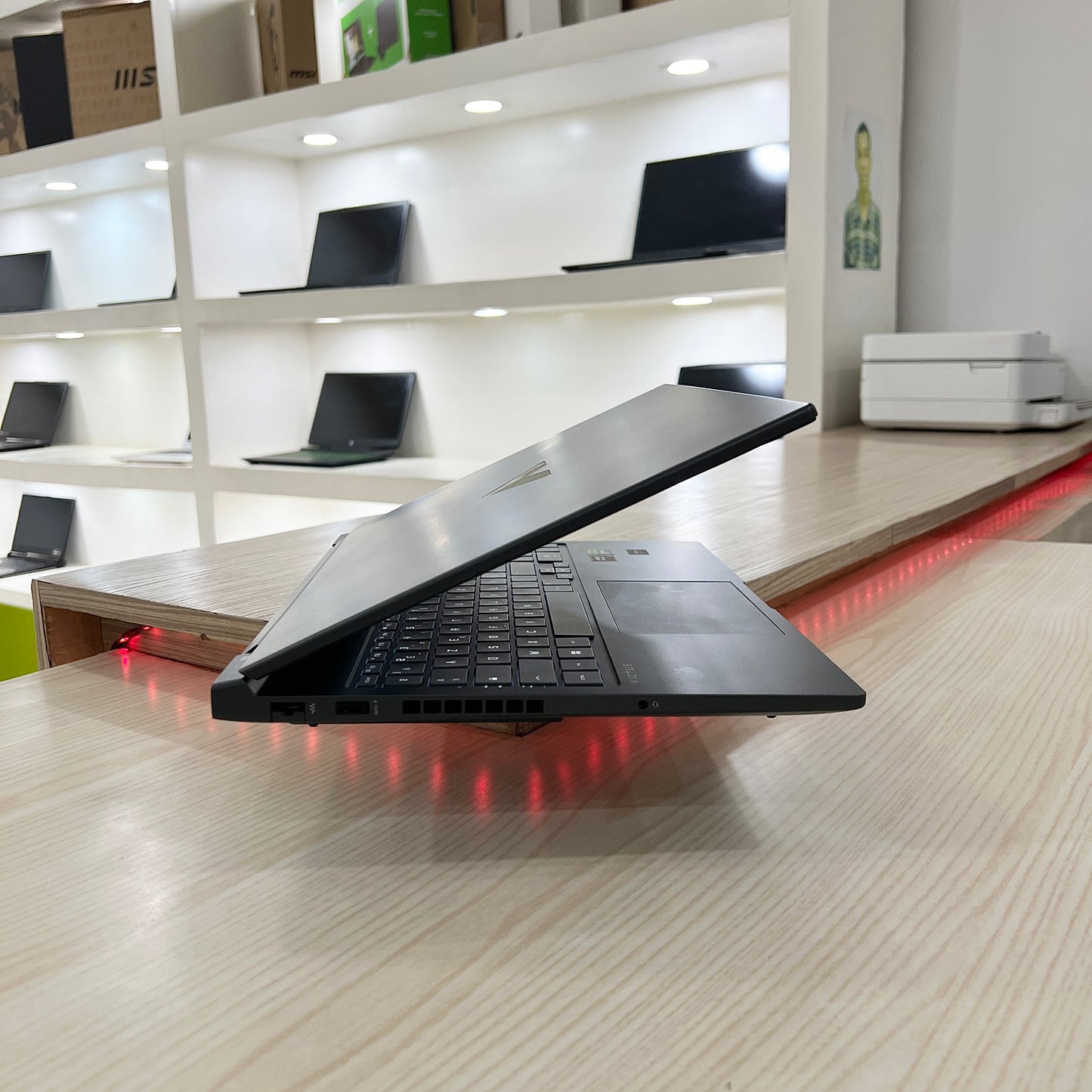 Gamer HP victus laptop 16-s1xxx 
AMD Ryzen 5 8645HS (Core i5-14ème Génération) RTX 4060 8Go, 16Go DDR5, 512GB SSD, 16" 165Hz