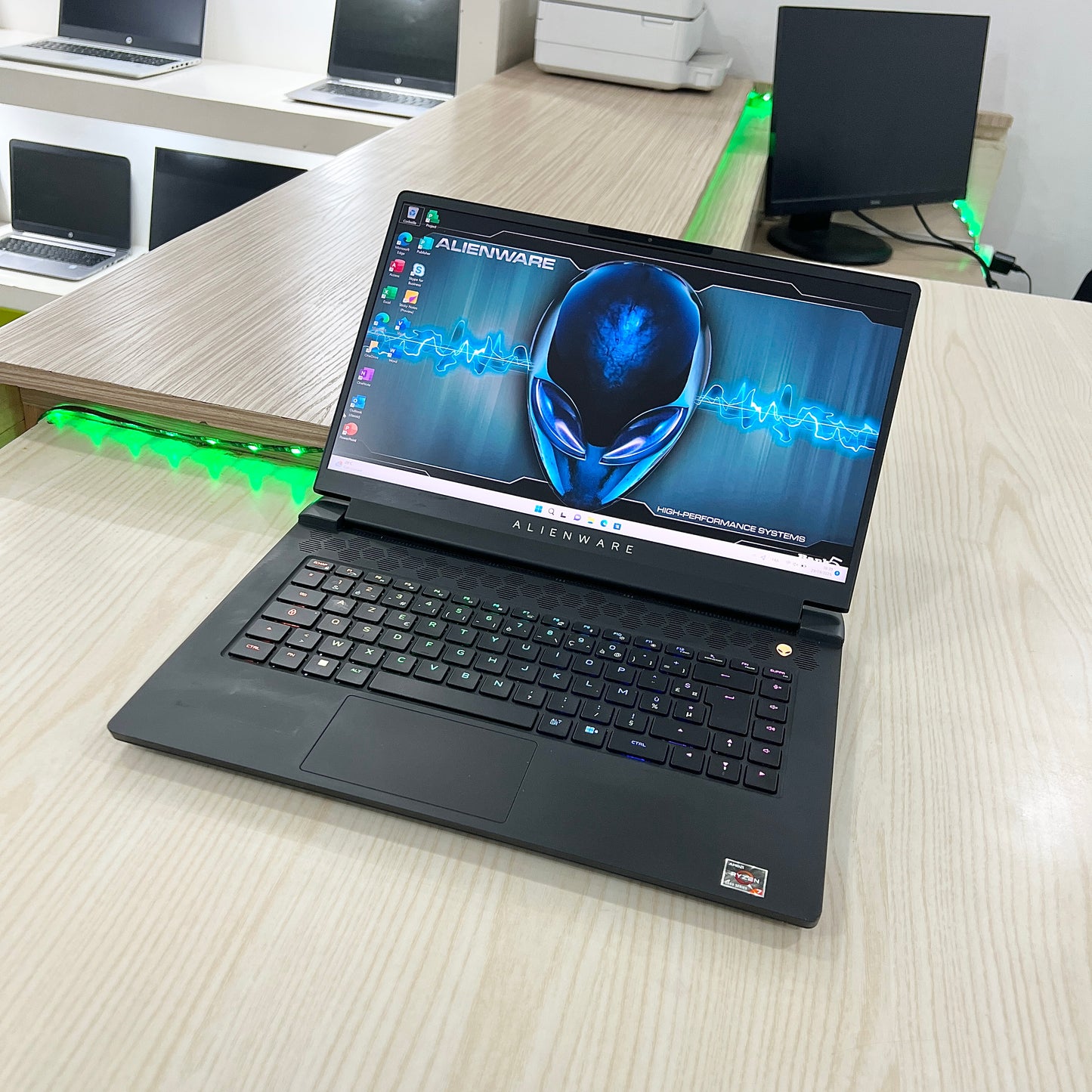 Gamer Alienware M15 R7 - Amd ryzen 7 6800H (Core i7-12ème Génération) - RTX 3060 6Go dédiée - 32Go DDR5 - 2 Téra SSD - 15,6" QHD 240Hz
