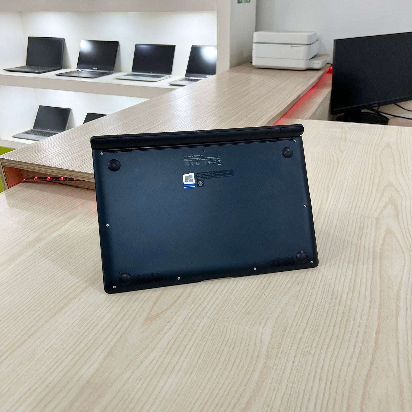 Asus Zenbook S UX391UA
 - Core i7-8ème - 256Go SSD - 16Go DDR4 - 13,3" FHD
