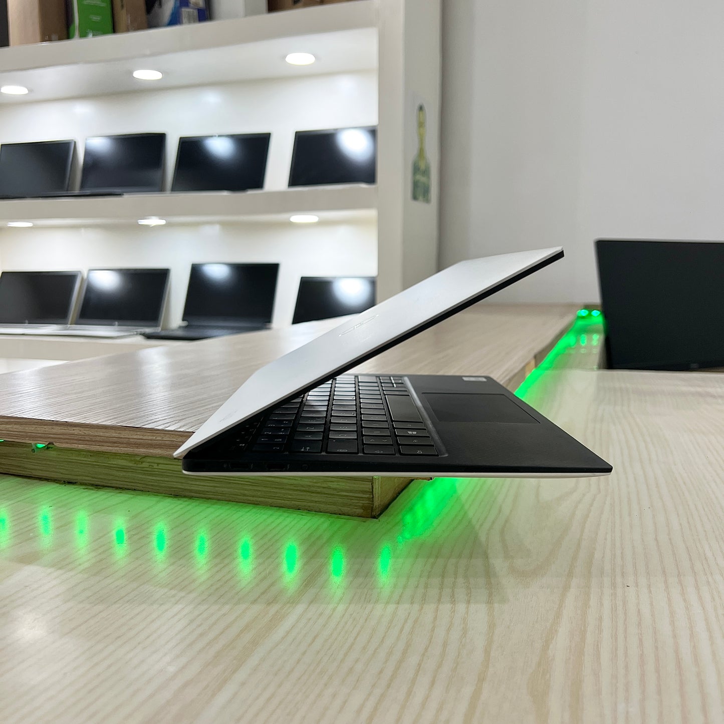 DELL XPS 13 7390 - Core i7-10ème - 16Go DDR4 - 512Go SSD - 13,3" FHD - Haut de gamme