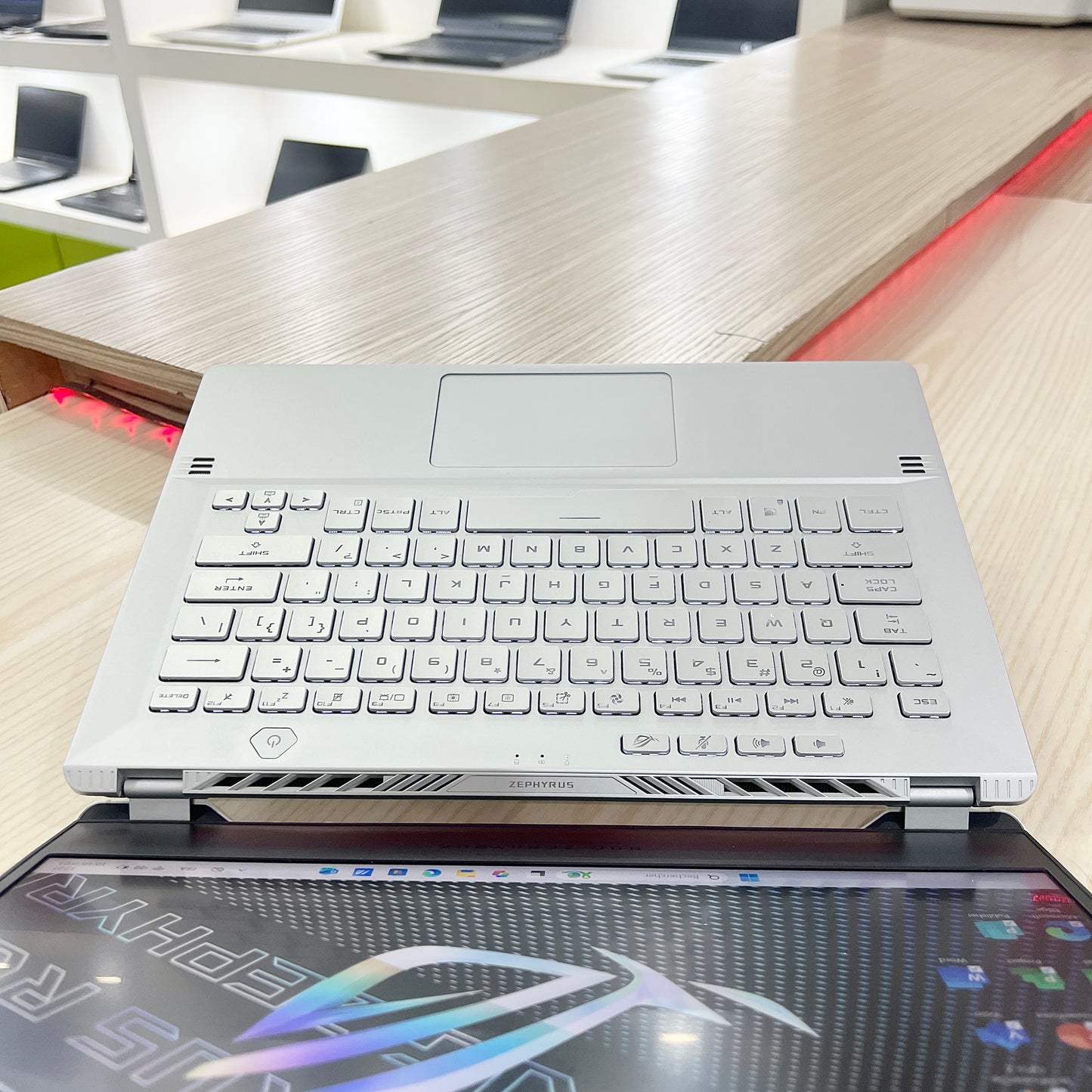 Gamer Asus Rog Zephyrus G14 GA401IV Amd Ryzen 9 4900HS (Core i9 10ème) Gén, RTX 2060 6Go dédiée, 16Go DDR4, 1 téra SSD, 14" 120Hz