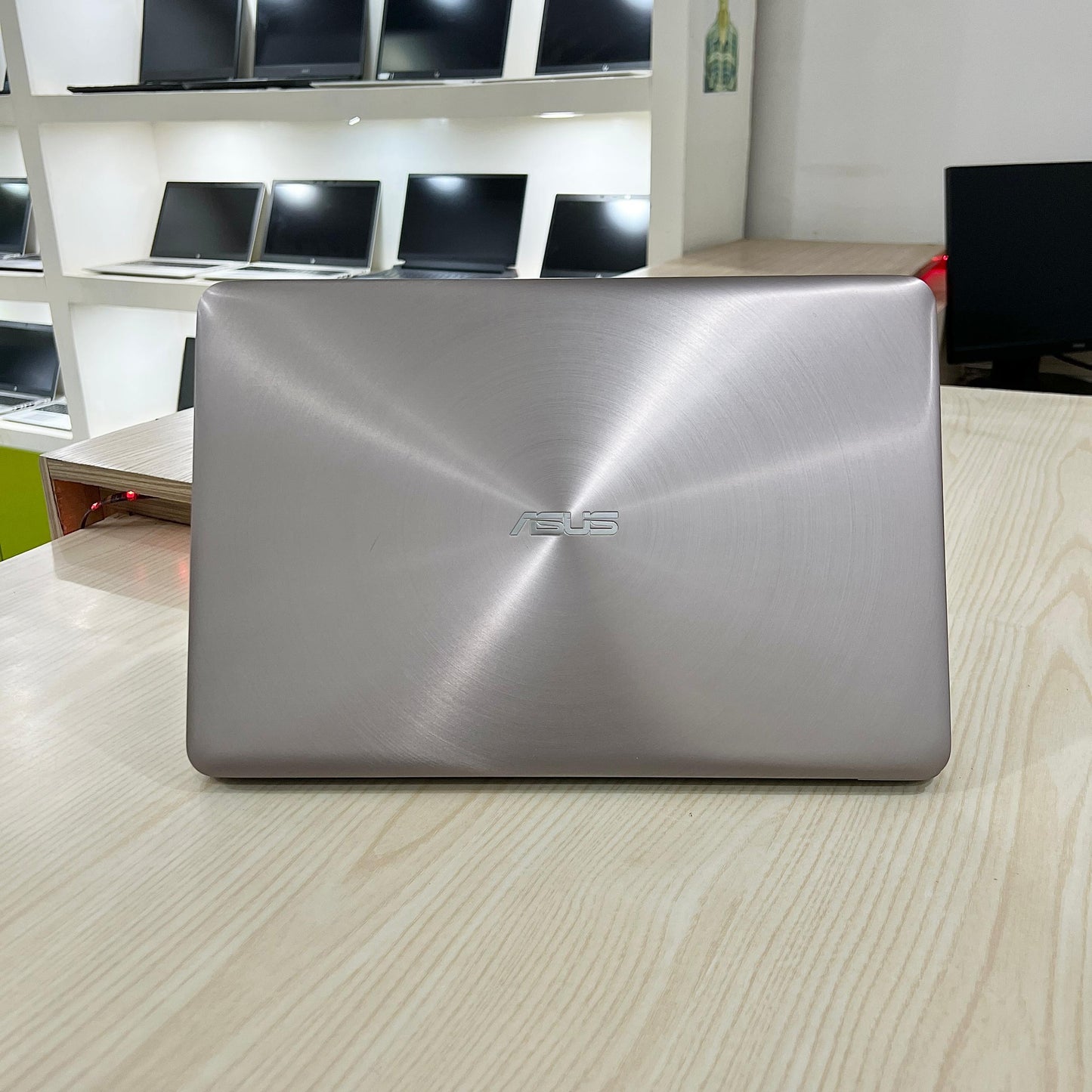 Mini Gamer asus UX510UXK-  Core i7-7ème Génération - GeForce MX950 2Go dédiée - 08Go DDR4 - 128Go SSD & 1 Téra HDD - 15,6" FHD