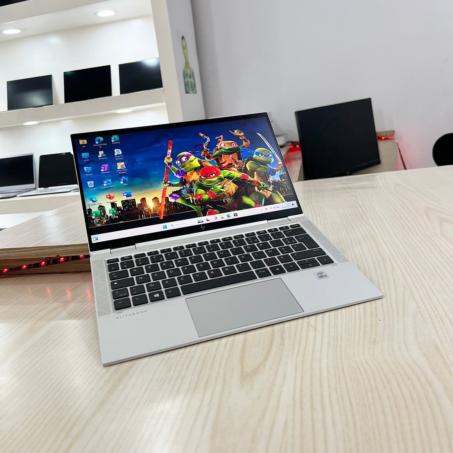 Hp Elitebook x360 1030 G7
 - Core i5-10ème - 08Go DDR4 - 512Go SSD - 13,3" FHD tactile et pliable à 360°
