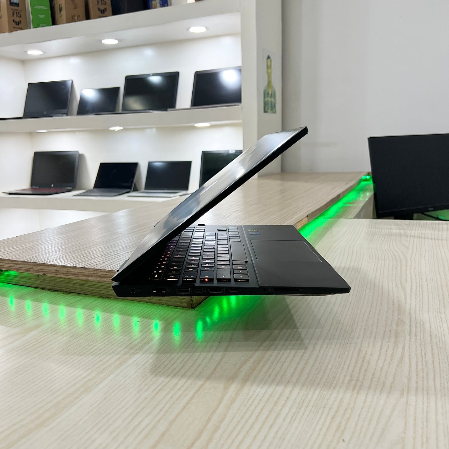 Gamer HP Omen laptop 16-b0xxx Core i7-11ème Génération - RTX 3070 8Go dédiée - 20Go DDR4 - 1 Téra SSD - 16" 144Hz