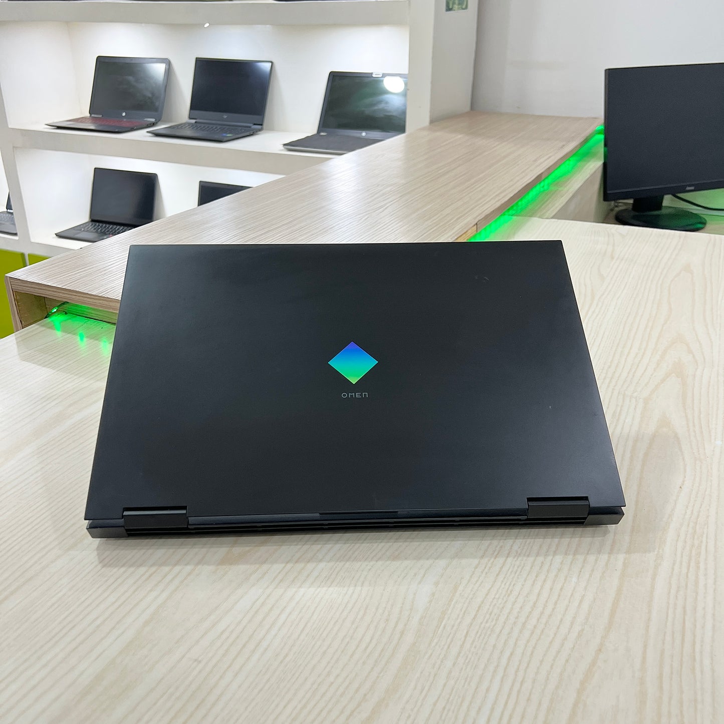 Gamer HP Omen laptop 17-cb0xxx Core i7-11ème Génération - RTX 3060 6Go dédiée - 16Go DDR4 - 1 Téra SSD - 17" 144Hz