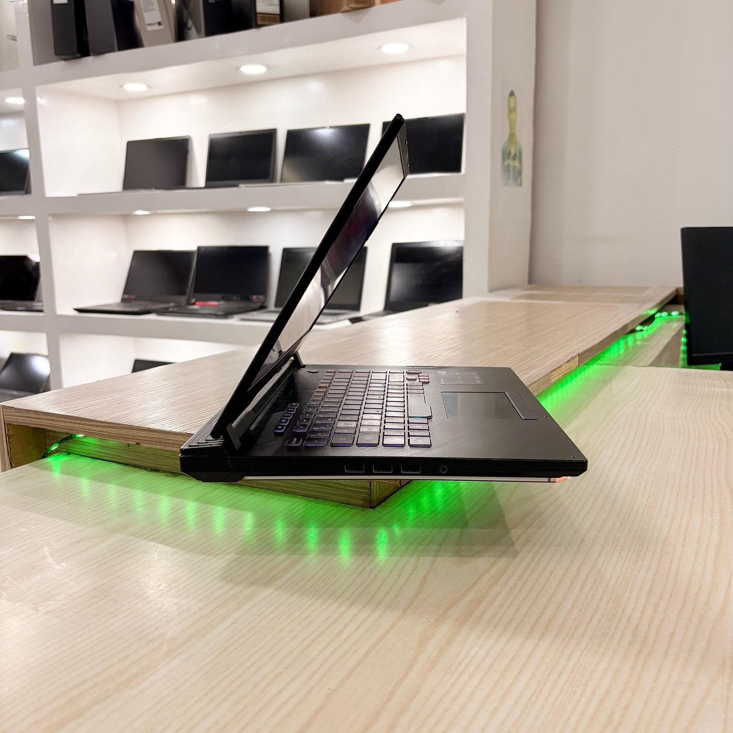 Asus Rog Strix G512LV- Core i7-10ème - NVIDIA GeForce RTX 2060 6Go dédiée - 16Go DDR4 - 512Go SSD - 15,6" FHD 240Hz