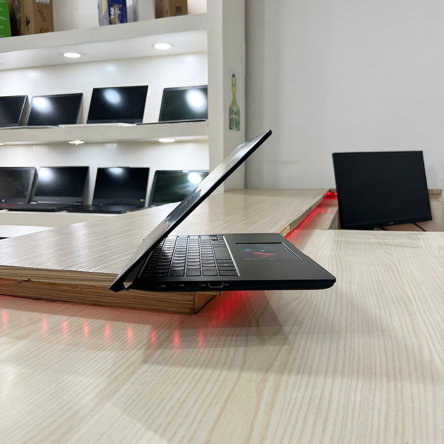 Gamer Asus zenbook UX450FDX Core i7-8ème-  NVIDIA GeForce GTX 1050 4Go - 08Go DDR4 - 255Go SSD - 14" & screenpad 5,65"