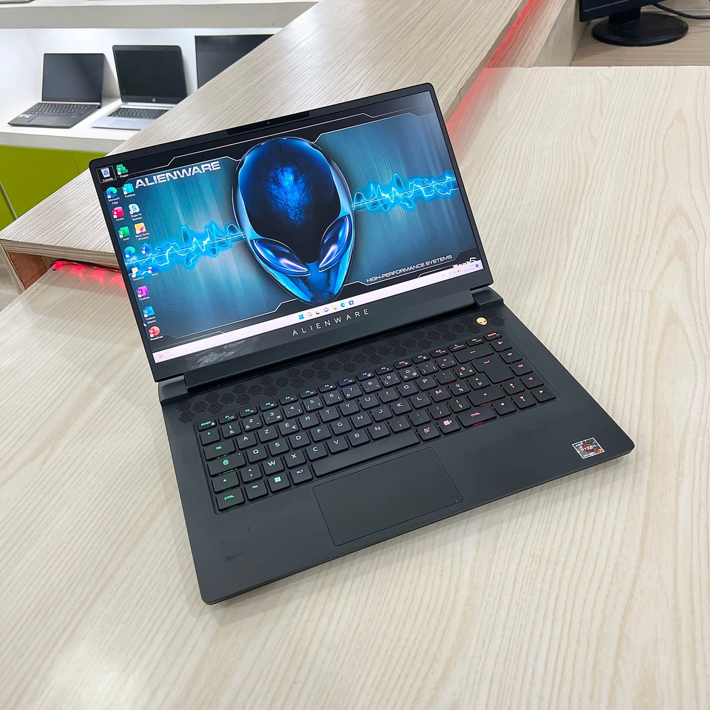 Gamer Alienware M15 R7 - Amd ryzen 7 6800H (Core i7-12ème Génération) - RTX 3060 6Go dédiée - 32Go DDR5 - 2 Téra SSD - 15,6" QHD 240Hz