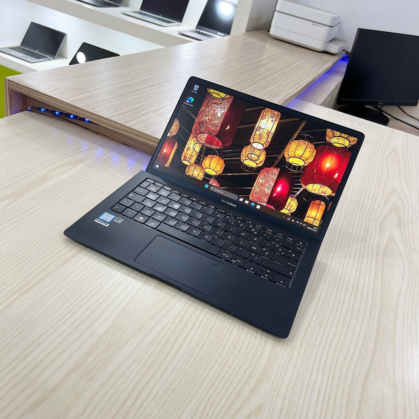 Asus Zenbook S UX391UA
 - Core i7-8ème - 256Go SSD - 16Go DDR4 - 13,3" FHD