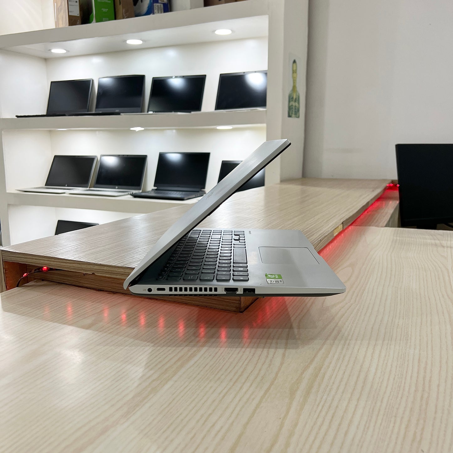 Mini Gamer Asus Vivobook -  Core i7-10ème Génération - GeForce MX110 2Go dédiée - 08Go DDR4 - 256Go SSD - 15,6" FHD