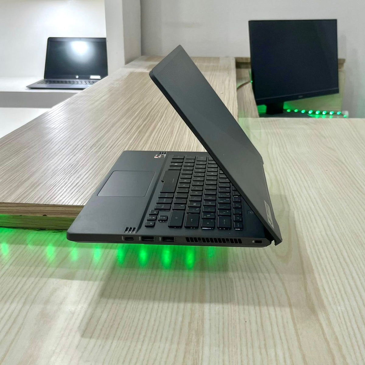 Gamer Asus Rog Zephyrus G14 GA401IV Amd Ryzen 7 4800HS (Core i7 10ème) Gén, GTX 2070 6Go dédiée, 16Go DDR4, 1 Téra SSD, 14" FHD