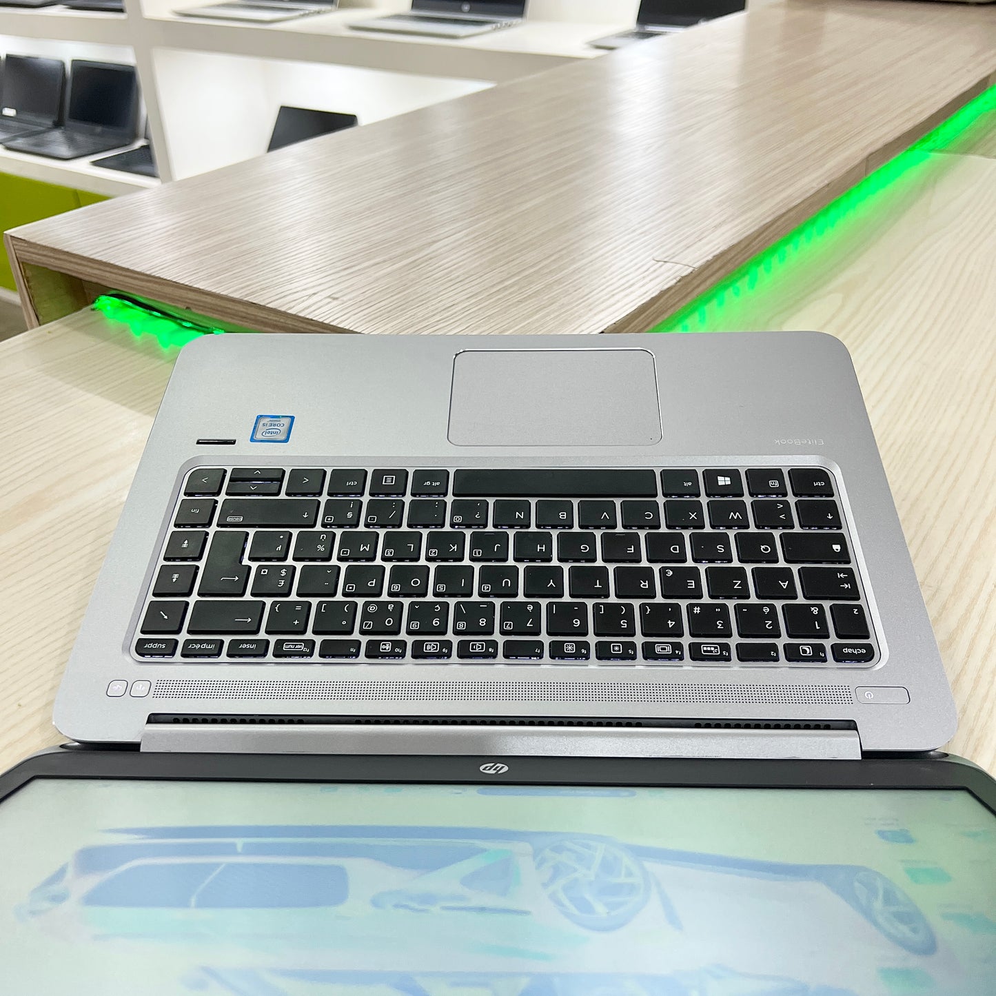 HP EliteBook Folio 1040 - Core i5-6ème - 8Go DDR4 - 256Go SSD - 14" FHD