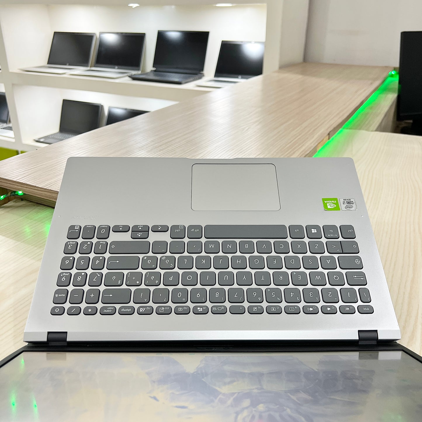 Mini Gamer Asus Vivobook -  Core i7-10ème Génération - GeForce MX110 2Go dédiée - 08Go DDR4 - 256Go SSD - 15,6" FHD