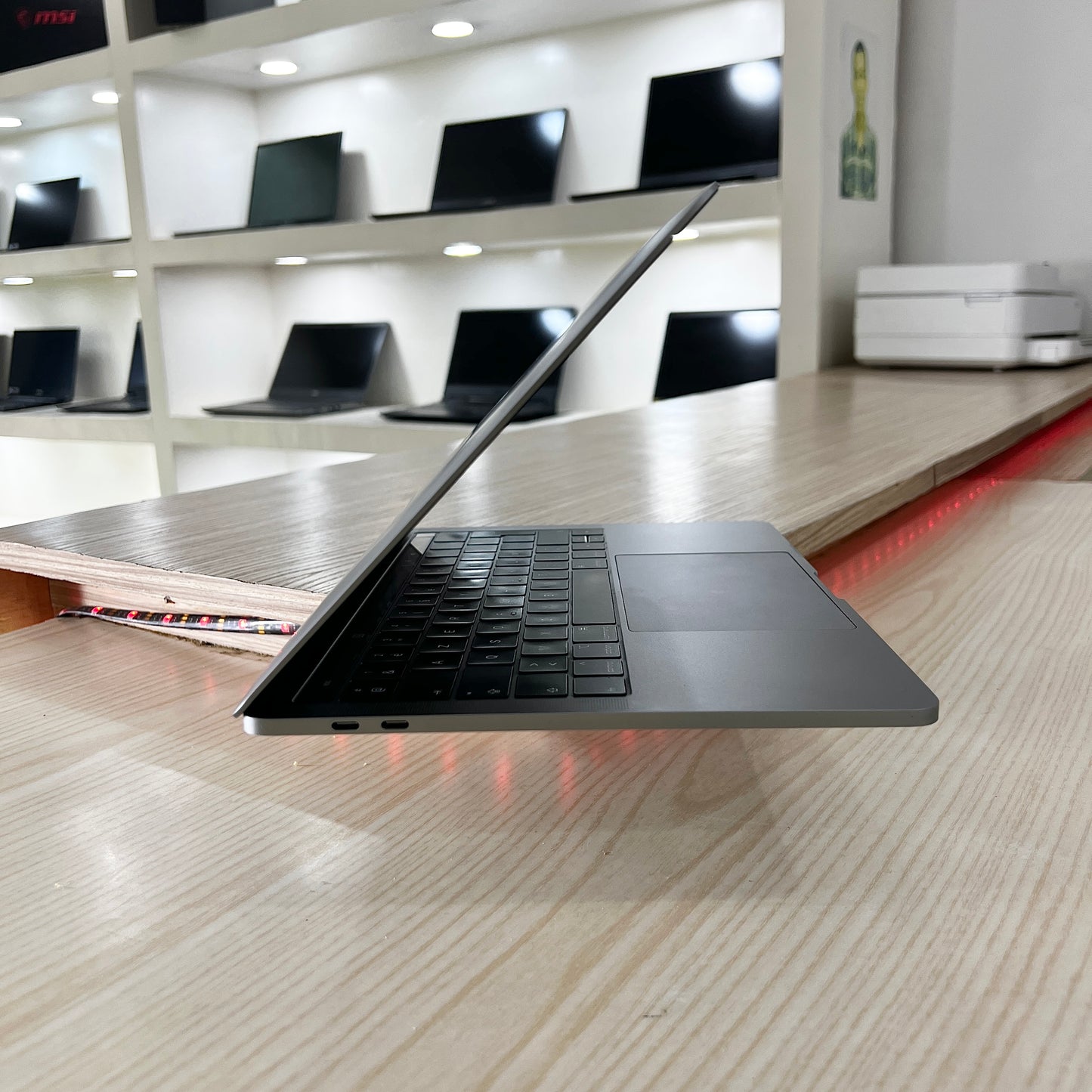 MacBook Pro année 2018 avec Touchbar - Core i5 - 08Go DDR3- 250Go SSD - 13,3" 2K 500 nits + True Tone